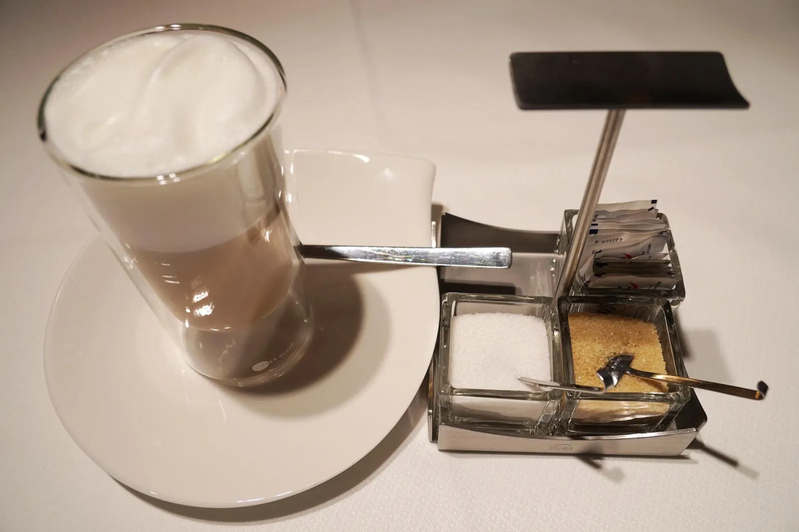- Latte Macchiato (3.7 EUR)กาแฟลาเต้คุณภาพสูง รสนุ่ม กลมกล่อม ในราคาเพียง 3.7 ยูโรเท่านั้น
