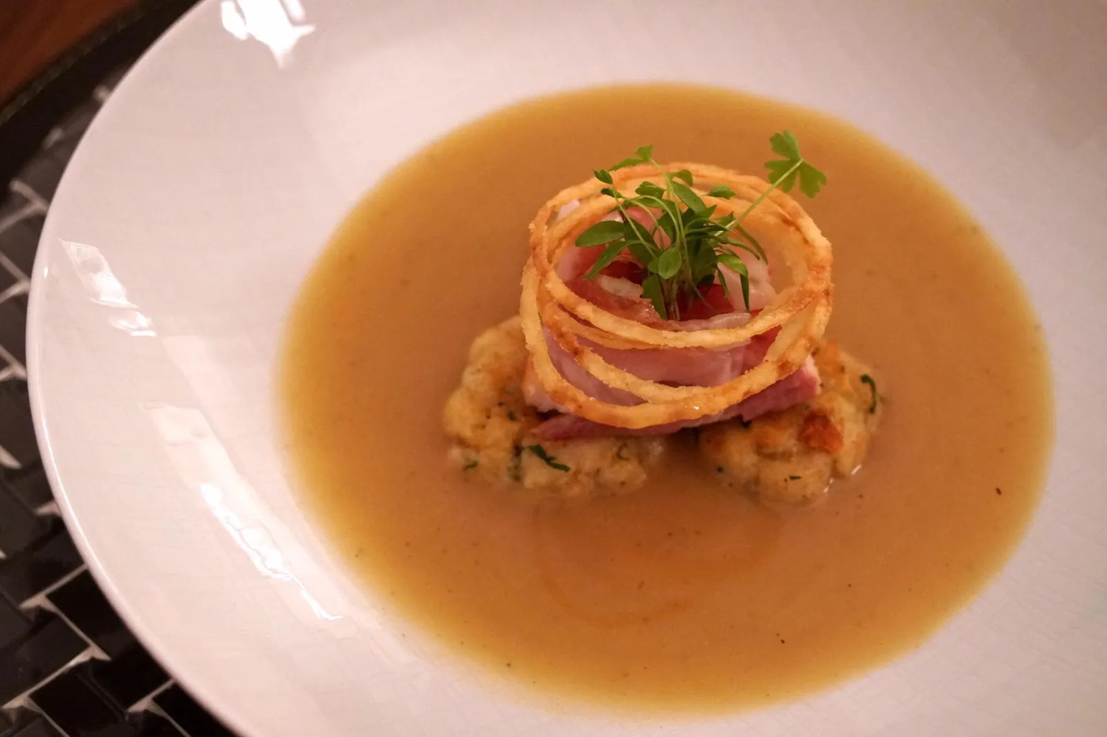 - Burnt Barley Soup (9.00 EUR)red onion / cheese dumpling / smoke fishซุปทำจากข้าวบาเลย์เผาจนมีกลิ่นหอม รสออกเค็มมากตามสไตล์อาหารบาวาเรีย ด้านล่างเป็นเกี๊ยวทำมาจากชีสท้องถิ่น เนียน นุ่ม ตัดกับรสเค็มของซึปได้ดี ด้านล่างเป็นเนื้อปลารมควัน ส่วนด้านบนเป็นหอมแดงทอดกรอบ