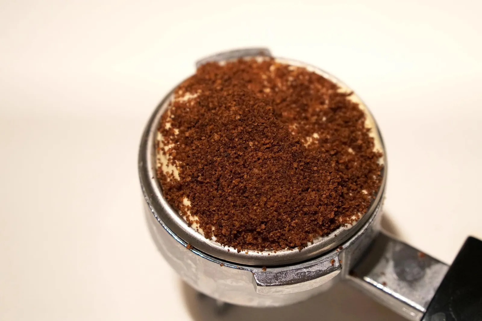 - Mehlspeise (12 EUR)Topfennockerl und geeiste Kardinalschnitte mit Frischkäsecreme & weißem Kaffeeeisตัดรสด้วยไอศกรีมไวท์คอฟฟี่รสหวานอมขม มีกลิ่นหอมของกาแฟ