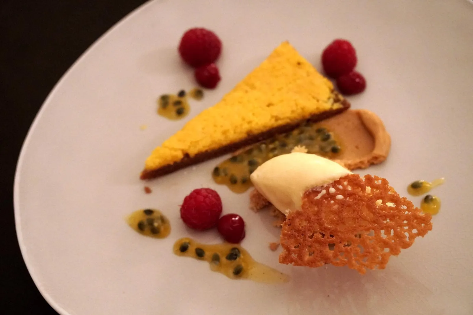 - Passion Fruit Tart (11.90 EUR)coconut ice cream / milk chocolateทาร์ตเสาวรสรสเปรี้ยว แป้งบาง กรอบ ทานกับไอศกรีมมะพร้าวครัมเบิ้ลกรอบ ผลราสเบอร์รี่ ราสเบอร์รี่เจล และช็อกโกแลตรสหวาน เข้ากันดีใช้ได้