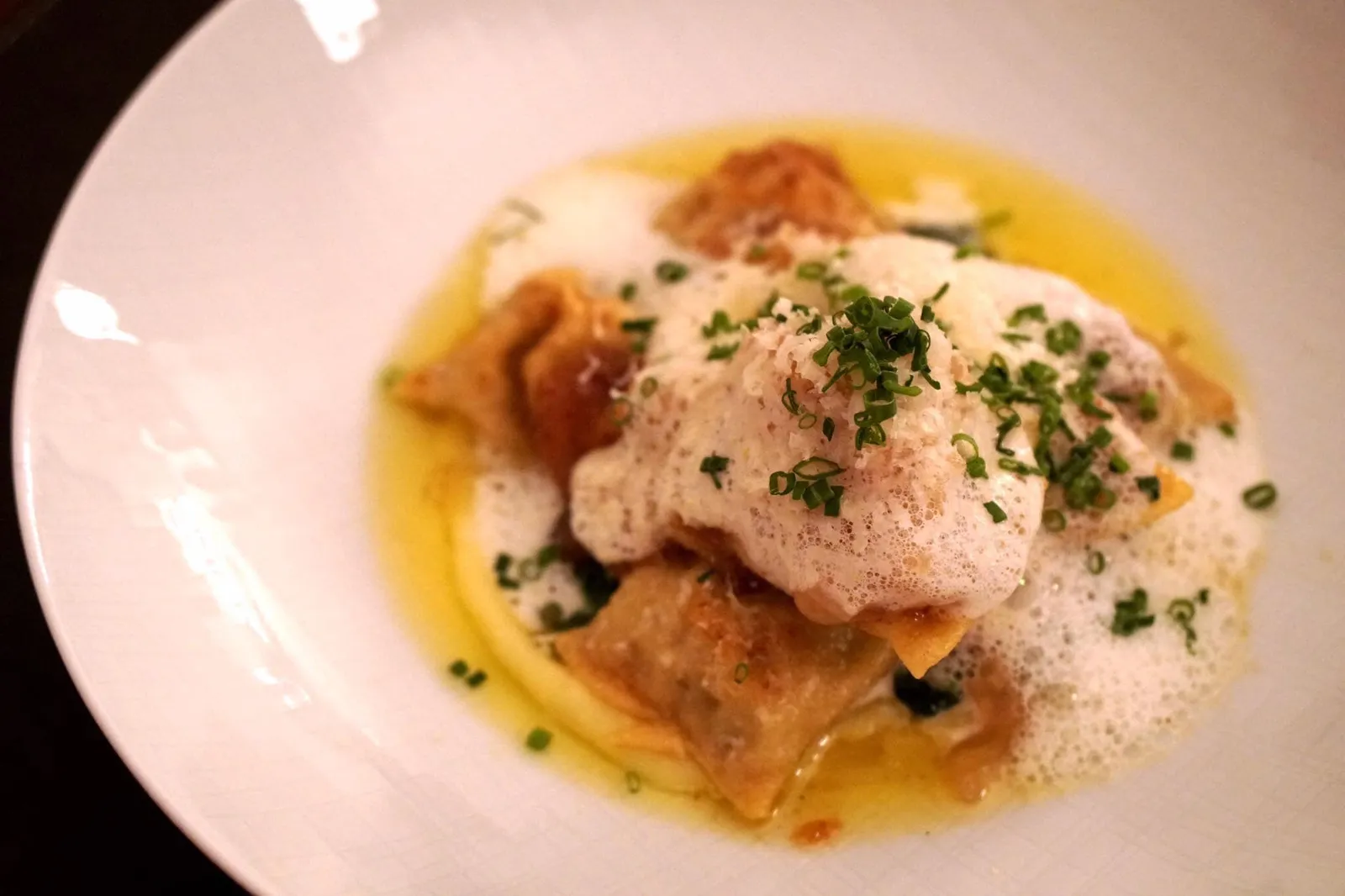 - Bergbauernravioli (18.90 EUR)röstzwiebelsud / Alm cheeseMountain Ravioli หรือเกี๊ยวทอดแบบบาวาเรีย ด้านในสอดไส้เนื้อสับ ทอดจนแป้งมีสีเหลือง ทานกับหอมเผาและอาร์มชีสเนื้อนุ่ม