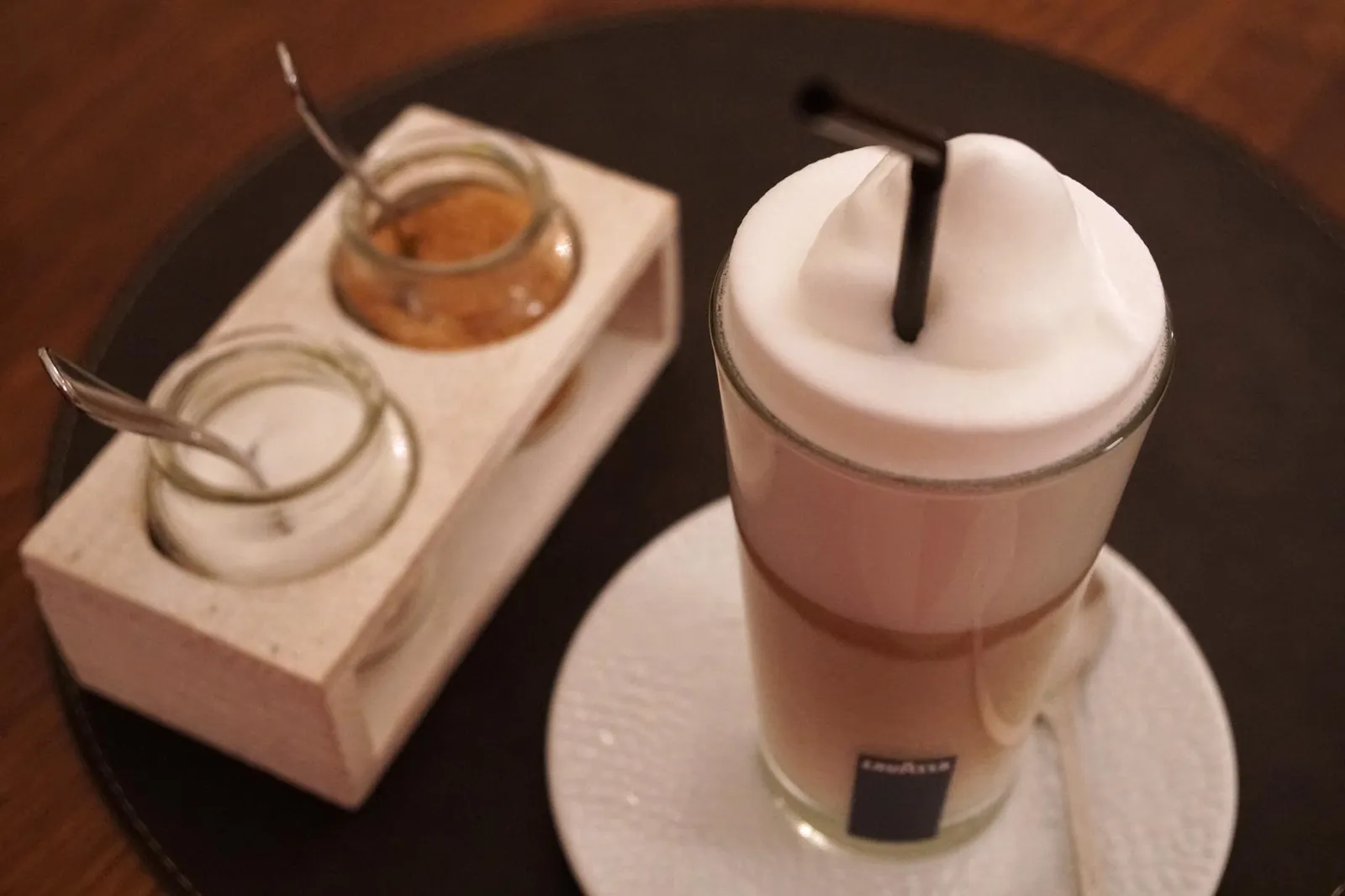 - Latte Macchiato (3.5 EUR)กาแฟลาเต้รสชาติมาตรฐานของ Lavazza