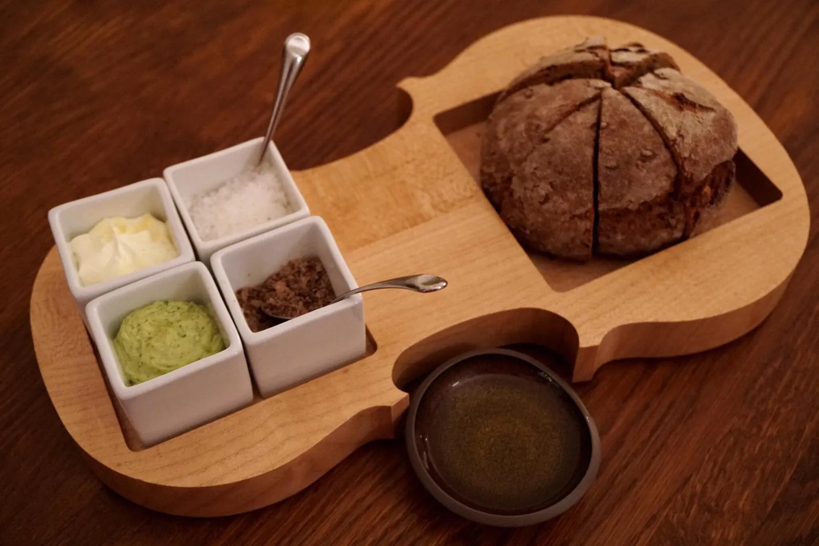 - Bread Setขนมปัง ทานกับ เนย, เนยกระเทียม, น้ำมันมะกอก และเกลือมะกอก