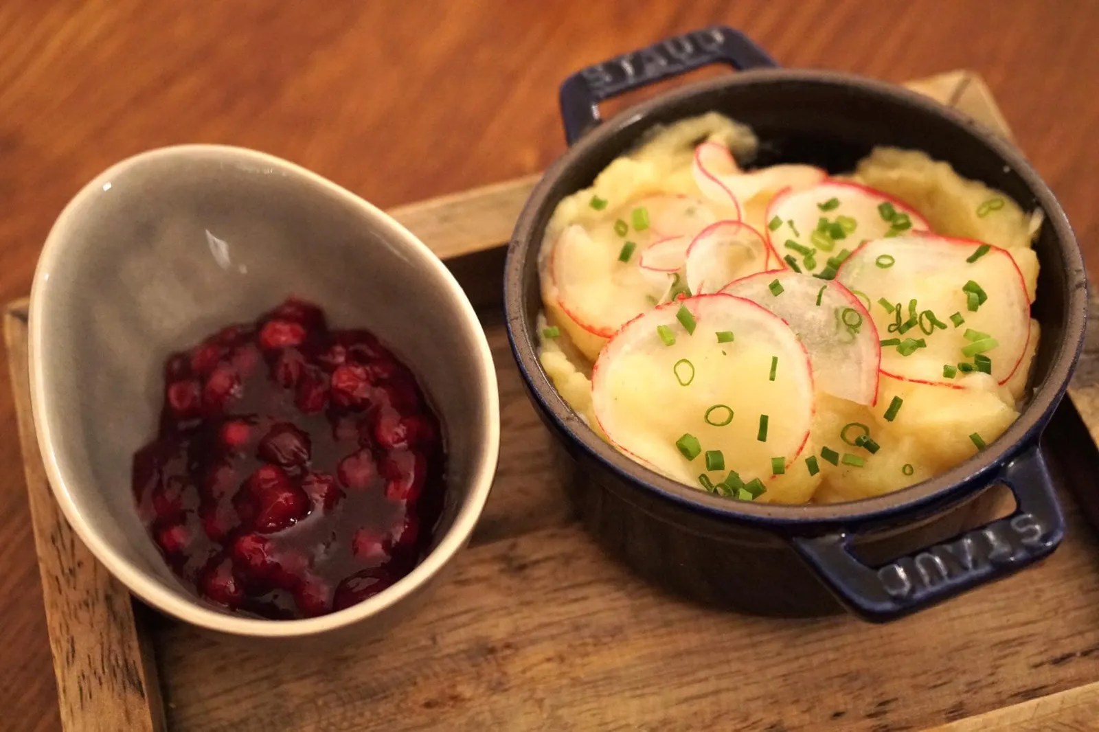 - Fried Veal Schnitzel in Butter (23.90 EUR)potato radish salad / cranberriesทานกับซอสแครนเบอรี่และสลัดมันฝรั่งและแรดิช