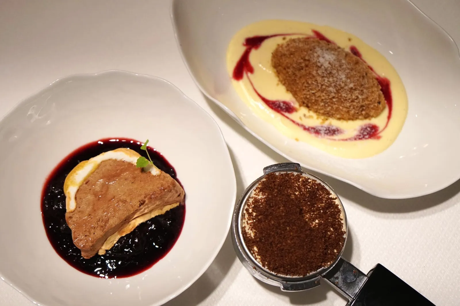 - Mehlspeise (12 EUR)Topfennockerl und geeiste Kardinalschnitte mit Frischkäsecreme & weißem Kaffeeeisขนมอย่างสุดท้าย เสิร์ฟมาพร้อมกันสามจานด้วยกัน