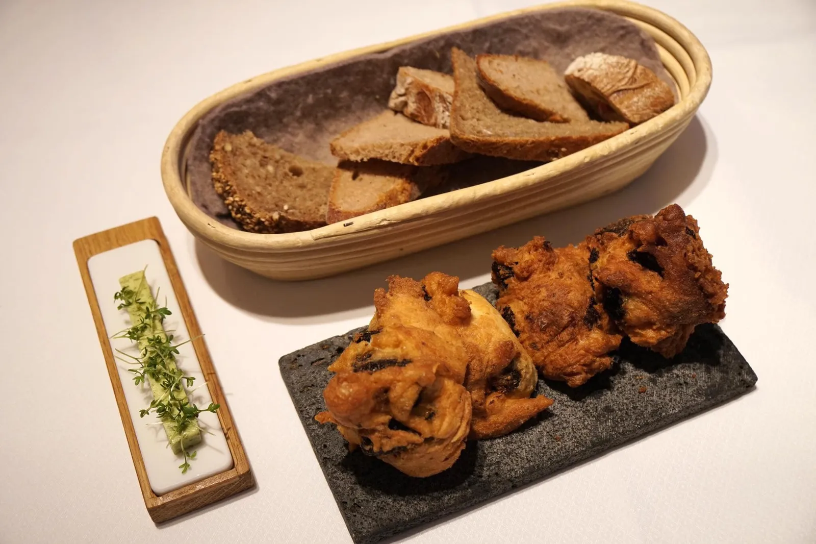 - Brood Set (Complimentary)🍞 เซ็ทขนมปัง มีให้เลือกหลายอย่าง แต่ที่โดดเด่นที่สุดก็คือ Blood Sausage ขนมปังที่มีเนื้อสัมผัสกรอบนอก นุ่มใน ใส่เลือดตรงไปตรงกลาง อุ่นออกมาแล้วมีกลิ่นหอม และมีรสเค็มอ่อนๆ ทานกับ Spring butter สีเขียวเนื้อเนียน นุ่ม หอมกลิ่น White Garlic หรือกระเทียมขาว อร่อยมากจริงๆ