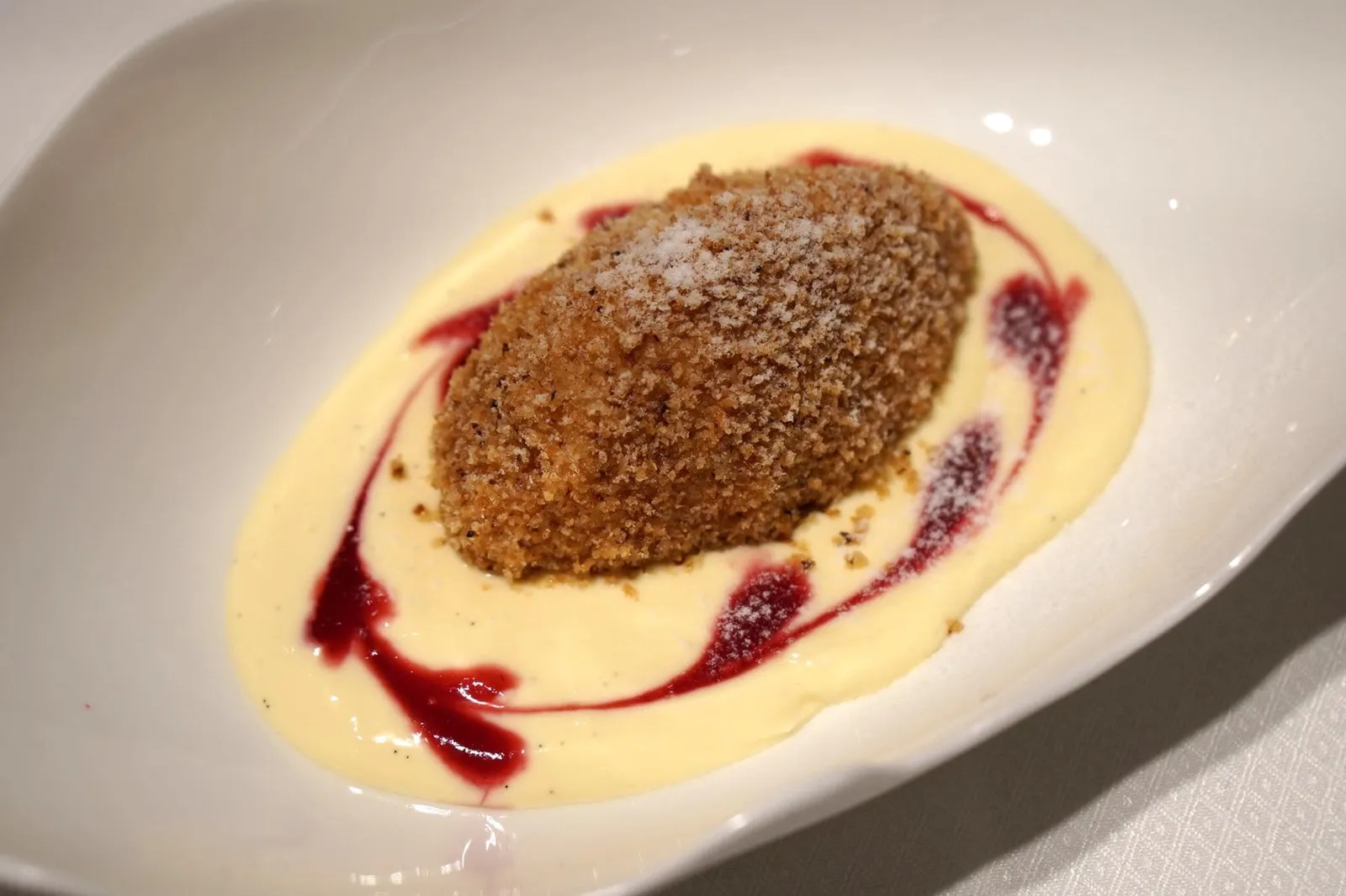 - Mehlspeise (12 EUR)Topfennockerl und geeiste Kardinalschnitte mit Frischkäsecreme & weißem Kaffeeeisขนมรูปเกี๊ยวนุ่มๆ เป็นขนมพื้นบ้านของคนแถบนี้ เสิร์ฟมาแบบอุ่นๆ ภายในเป็นครีมเนื้อเนียน ส่วนตัวเเล้วคิดว่าให้ทำด้านนอกเป็นแบบกรอบๆ น่าจะทำให้จานนี้อร่อยกว่านี้ขึ้นไปอีก