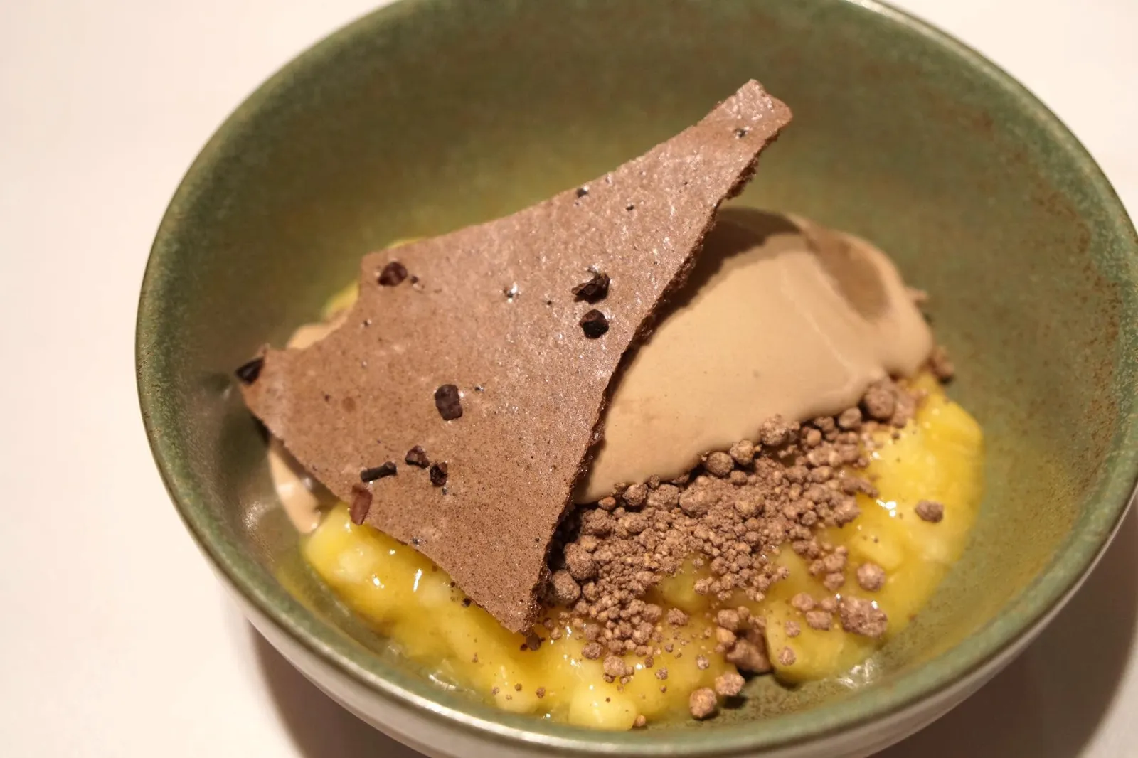 - Schokobanane (12 EUR)Bananen Panna Cotta mit weißer Schokolade, Maracuja & Toblerone Softeisอีกถ้วยคือพานาคอตต้ากล้วย เนื้อนุ่มมากๆ แถมยังมีกลิ่นหอมจากตัวกล้วยจริงๆ มีรสหวาน กลมกล่อม ด้านบนเป็นครัมเบิ้ลและช็อกโกแลตเมอแรงก์รสขมปนหวาน