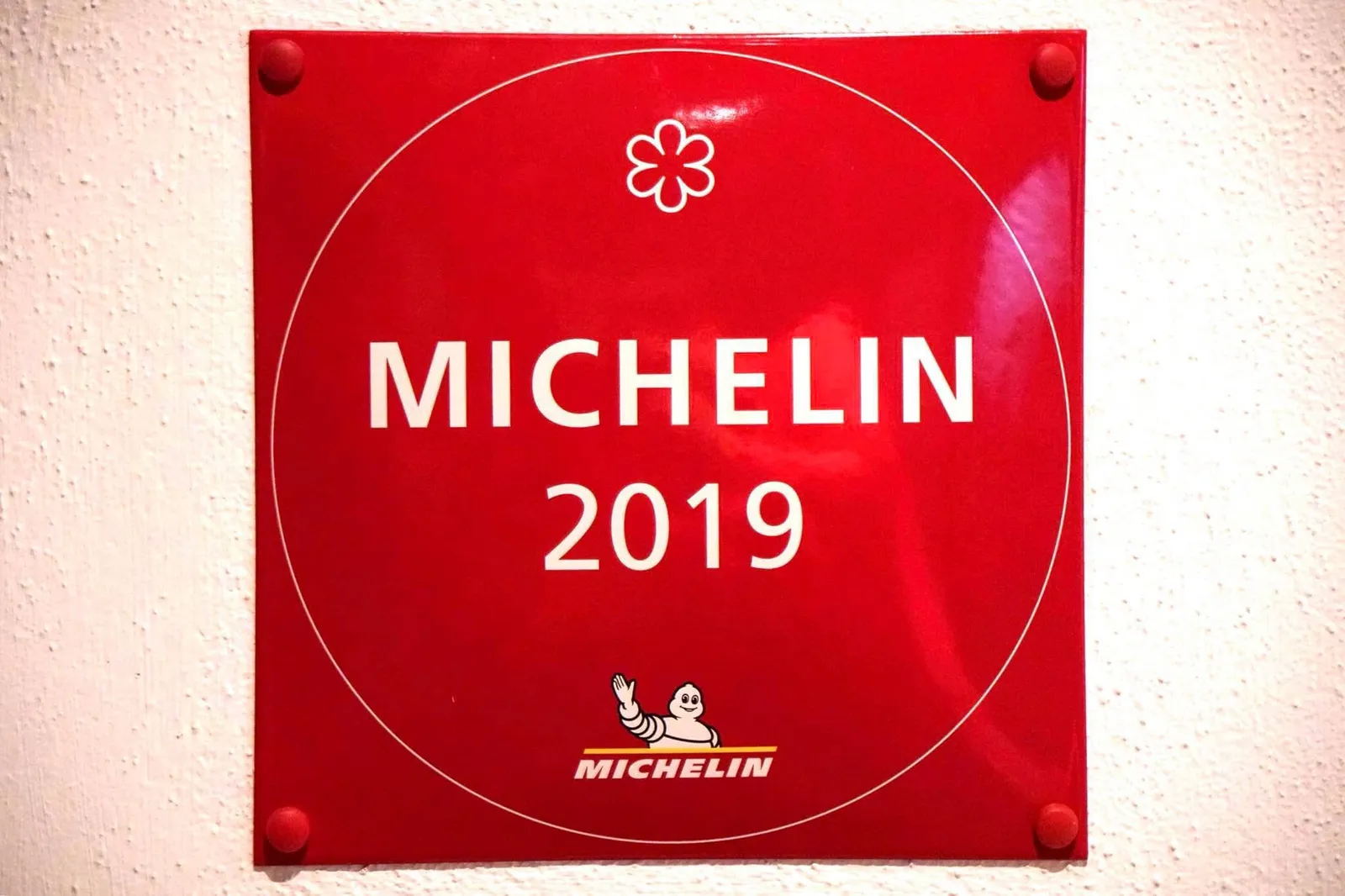 ⭐️ 1 Michelin Star - 1 ดาวมิชลิน👨🏻🍳👨🏻🍳 14/20 Gault & Millau - 14/20 คะเเนน โกท มิโย (หมวก 2 ใบ)