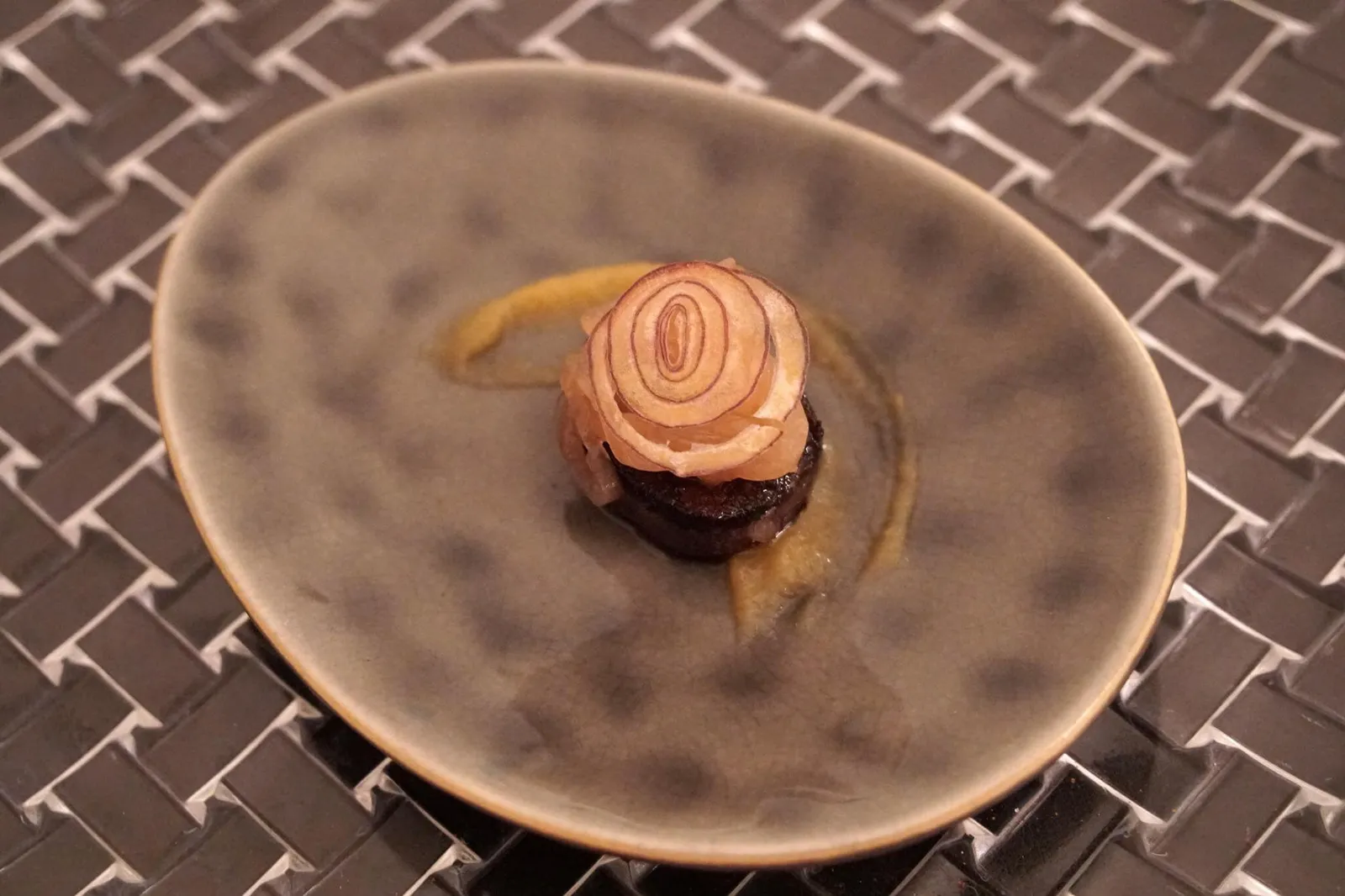 - Amuse-boucheblack sausage with apple and rosemary topped with red onionไส้กรอกพื้นเมืองเนื้อนุ่ม ทอปด้วยหอมแดงทอดกรอบ ด้านล่างเป็นซอสแอปเปิ้ลรสเปรี้ยวตัดกับรสไว้กรอกได้อย่างดี ทานทานจะได้กลิ่นอ่อนๆของโรสแมรี่ อร่อยใช้ได้เลย