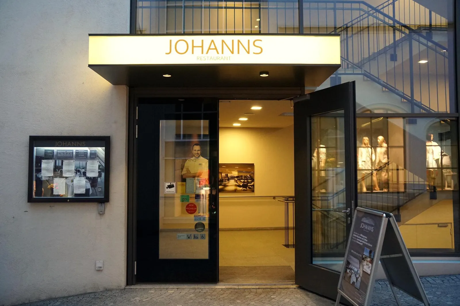 ตัวร้านอาหารตั้งชื่อตามแบรนด์แฟชั่นท้องถิ่น Johann Garhammer ภายในมีขนาดค่อนข้างใหญ่ ตกแต่งแบบโมเดิร์น