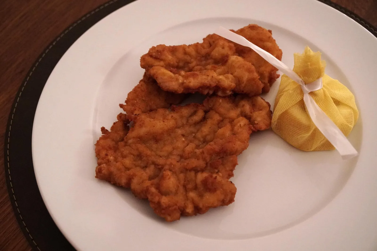 - Fried Veal Schnitzel in Butter (23.90 EUR)potato radish salad / cranberriesชนิทเซลทำจากเนื้อลูกวัวทอดกับเนยจนมีสีเหลืองทอง กรอบ เนื้อนุ่ม ก่อนทานบีบเลมอนไปก่อนเพื่อตัดความมัน อร่อยใช้ได้เลย