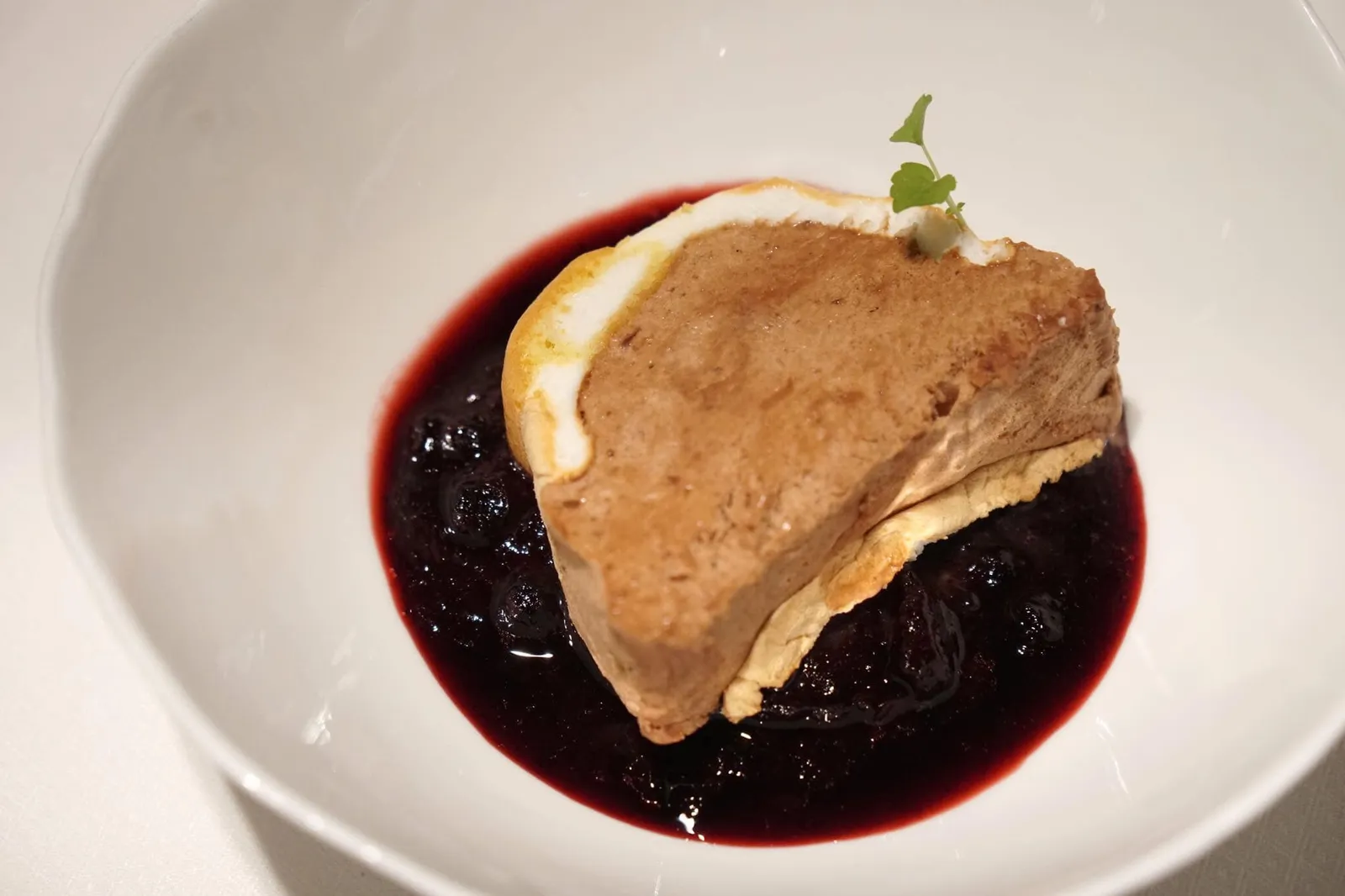 - Mehlspeise (12 EUR)Topfennockerl und geeiste Kardinalschnitte mit Frischkäsecreme & weißem KaffeeeisKardinalschnitte หรือครีมชีสแช่แข็งสไลด์เนื้อเนียนนุ่ม ทานกับแยมผลไม้รสหวานอมเปรี้ยวเข้ากันได้ดี