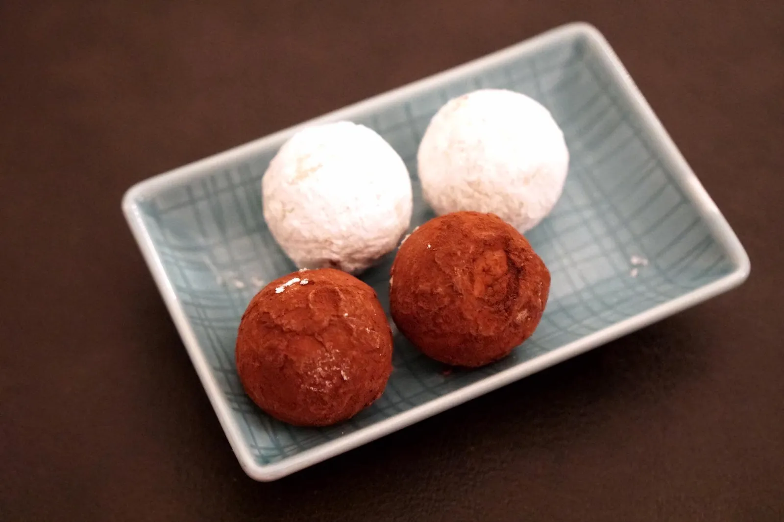 - Mini Chocolate Truffleปิดท้ายด้วยช็อกโกแลตทรัฟเฟิลสอกไส้ถั่วฮาเซลนัทกับวิสกี้