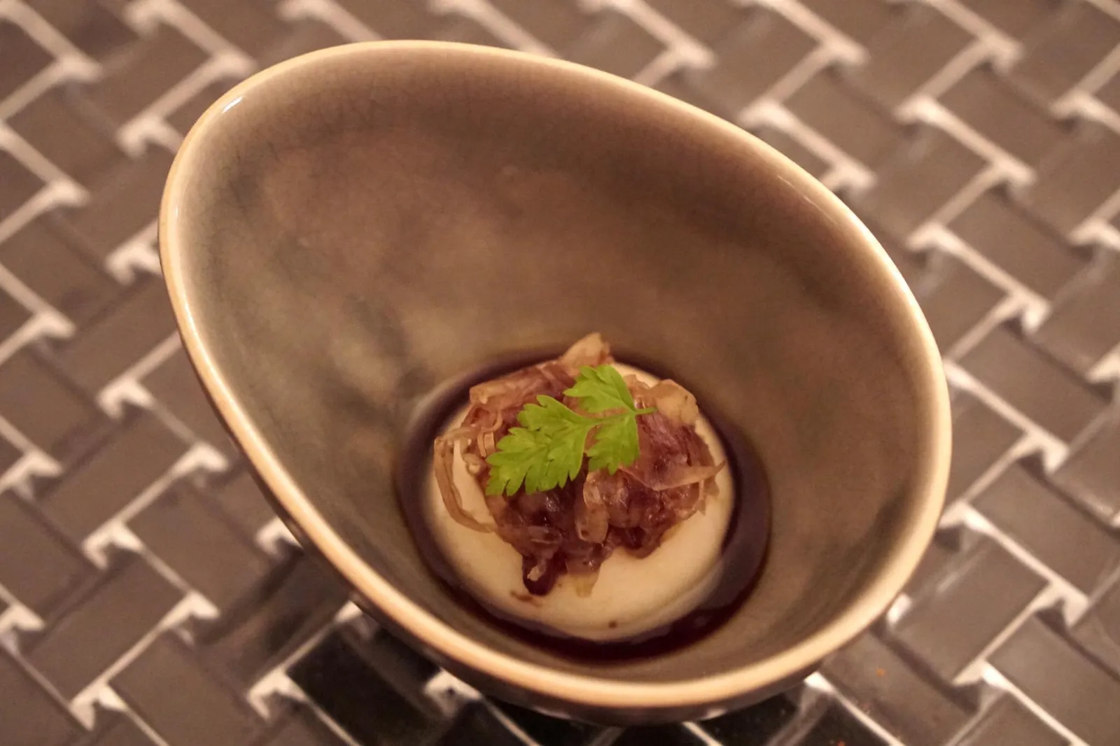 - Amuse-bouchecauliflower panna cotta topped with sauerkrautพานาคอตต้าขนาดจิ๋ว ทำจากกะหล่ำดอก ทอปด้วยซาวเคร้าท์ สมุนไพรสเปรี้ยว เรียกน้ำย่อยให้กับเราก่อนเริ่มทานอาหารจานหลักได้ดี