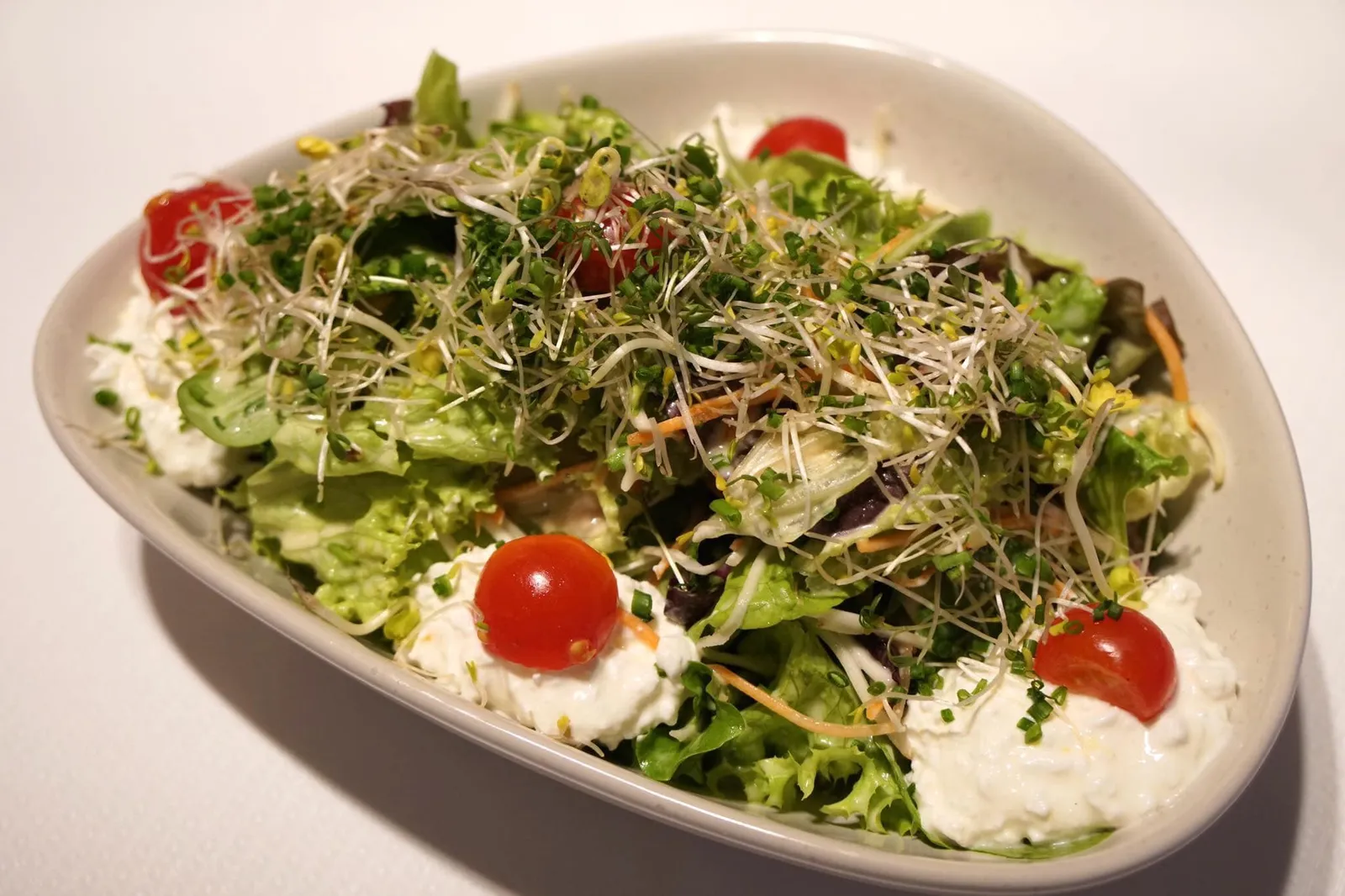 - Frühlingssalat (9 EUR)Gemischter Salat mit Zitrus-Hüttenkäse, Kirschtomaten & gerösteten Sonneblumenkernen🥗 สำหรับจานแรกคือสลัดฤดูใบไม้ผลิ ที่ใช้ผักสลัดสดๆ ราดด้วยน้ำเดรสซิ่งทำจากผักและผลไม้ซิตรัสรสเปรี้ยว กลมกล่อมมากๆ สีขาวคือคอทเทจชีสกับมะเขือเทศเชอรี่ โรยด้านบนด้วยเมล็ดทานตะวันเผาเพิ่มเนื้อสัมผัสเคี้ยวกรอบให้กับจานนี้ อาจฟังดูธรรมดา แต่รสชาติที่เชฟทำออกมาถือว่าว้าวใช้ได้เลยทีเดียว