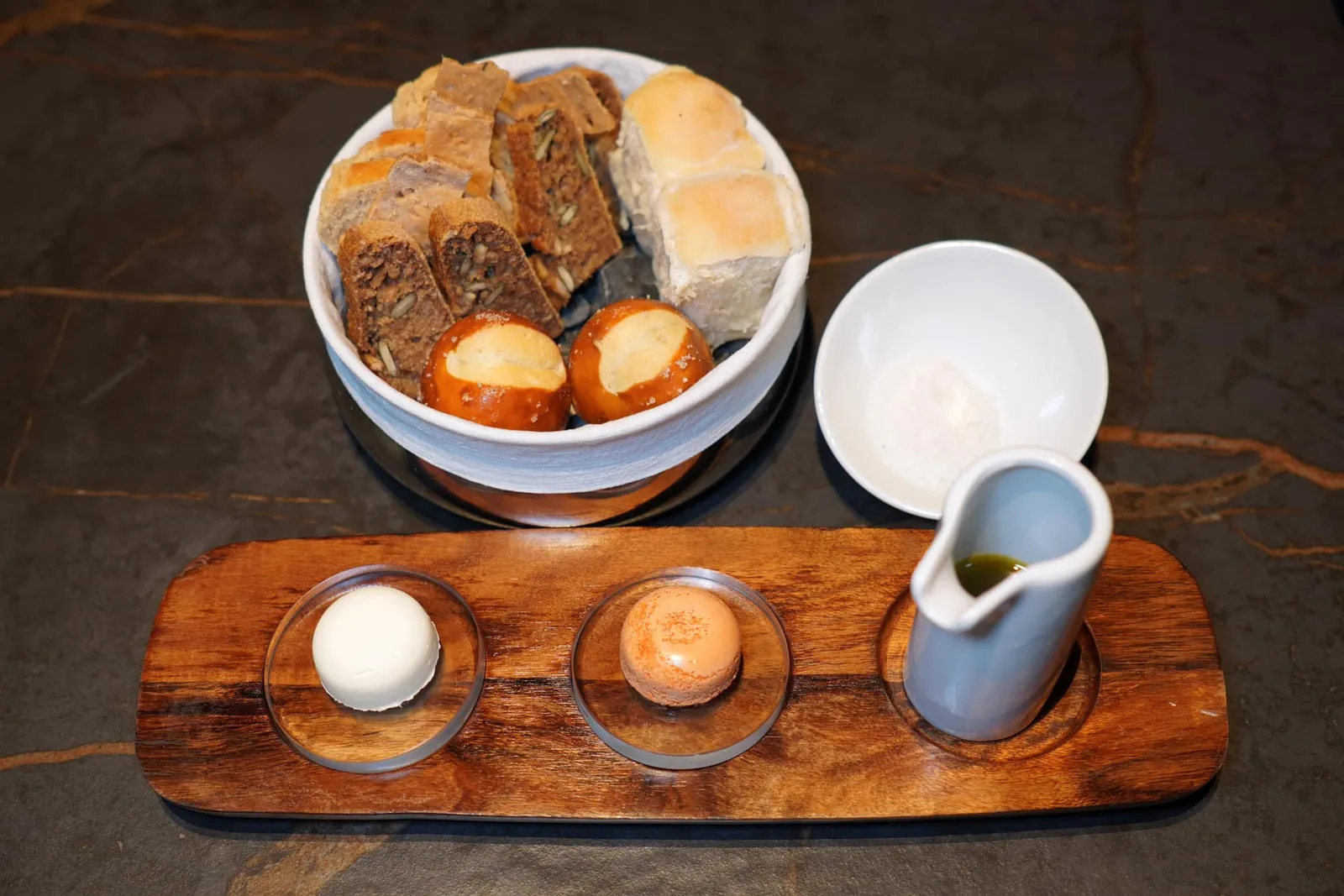 Daily OfferOur chef Thomas Schanz has created a versatile menu using the best ingredients.สำหรับขนมปังก็มีให้เลือกหลากหลายทั้ง Schwarzbrot, Olive Oil Bread, Dark Bread, Chestnut Baguette เชฟเสิร์ฟมาคู่กันกับ Cold-pressed Grape Oil, Tomato & Soy Butter และ Fleur de Sel