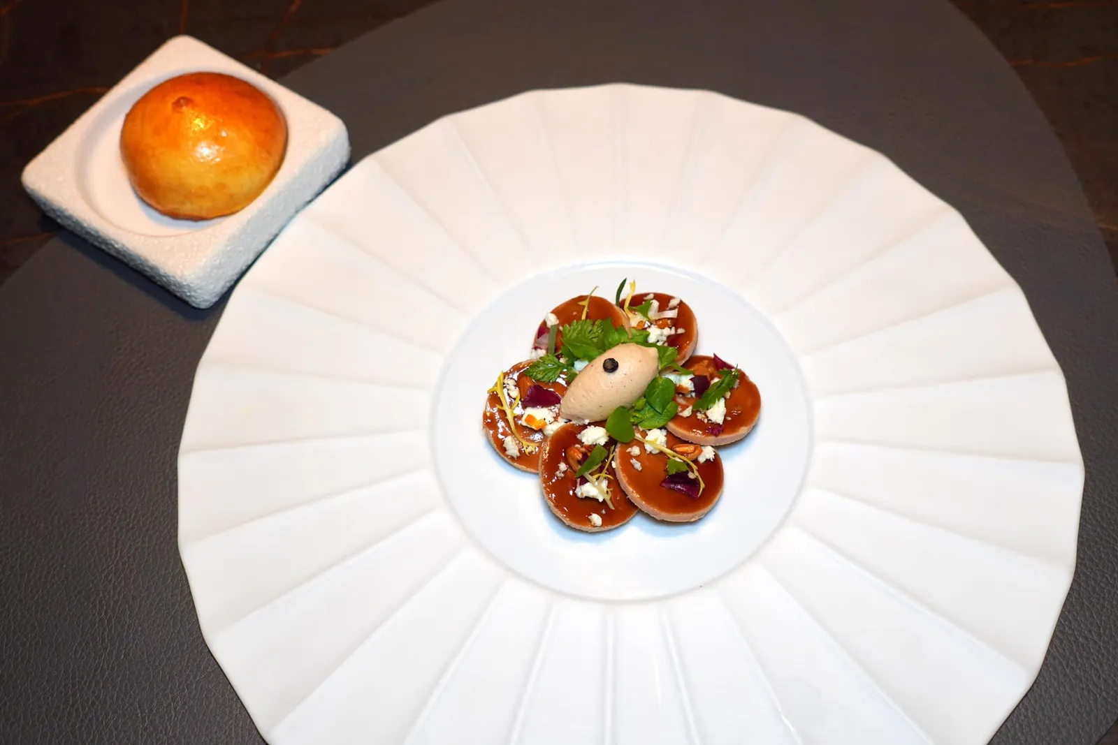 I.Rosace of foie gras with sheep's cheese, caramelized beechnuts and pepper ice creamเริ่มต้นคอร์สแรกคือฟัวกราส์ตับห่านแผ่นบางวางเรียงกันมาเป็น Rosace สวยงาม (20/20)