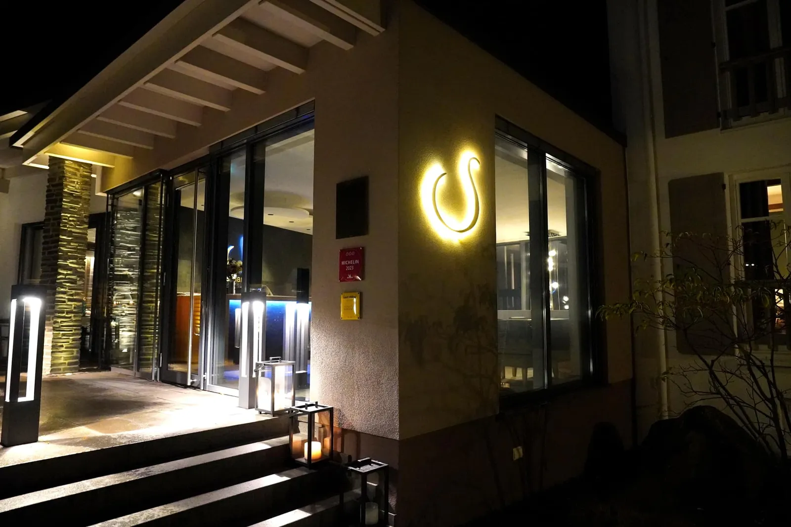 ฝั่งโรงแรมประกอบไปด้วยห้องพักที่ออกแบบโดย tibo ^ architektur จำนวน 12 ห้องและมีราคาเริ่มต้นที่ 137-233 € ต่อคืนเท่านั้น