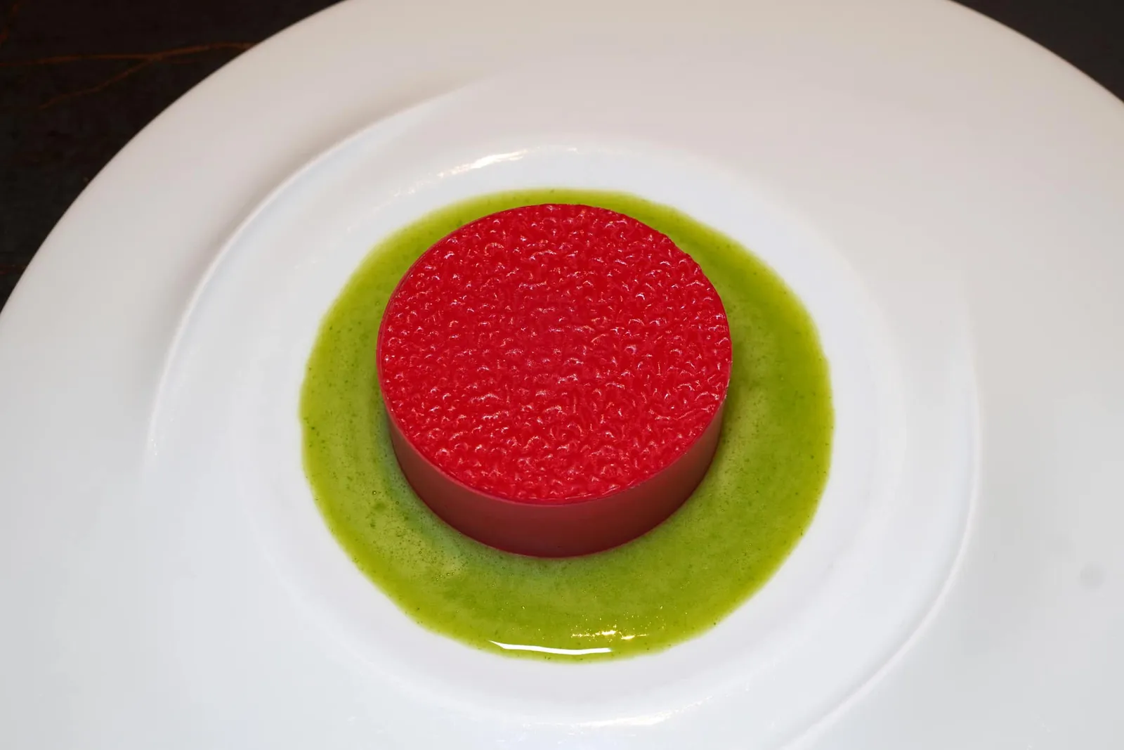 VI.Rondell of Anna-Maria raspberry with arugula sorbet and soupของหวานเป็นจานที่เชฟเลือกนำเสนอออกมาในรูปแบบที่แตกต่าง ด้านในประกอบไปด้วย Ragout ของ Anna-Maria Raspberry ให้ความเปรี้ยวนำผสมผสานกันกับซอร์เบท์ผักร็อคเก็ตที่เรียกความสดชื่นโดยไม่มีกลิ่นของผักปนมาด้วยมากนัก (20/20)