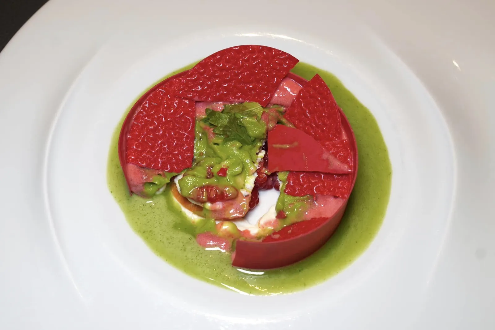 VI.Rondell of Anna-Maria raspberry with arugula sorbet and soupเชฟบาลานซ์ด้วยองค์ประกอบของแตงกวาบรูนัวส์เป็นชิ้นเต๋าเล็ก ๆ ช่วยเพิ่มความกรอบให้มิติ นอกจากนี้ยังมีความฉุนของวาซาบิและความขมของวอดก้า สุดท้ายคือซุปสีเขียวรอบ ๆ ที่เตรียมมาจากผักร็อคเก็ตอีกเช่นกัน ถือเป็นขนมหวานที่เต็มไปด้วยความคิดสร้างสรรค์และความแปลกใหม่มาก ๆ (20/20)