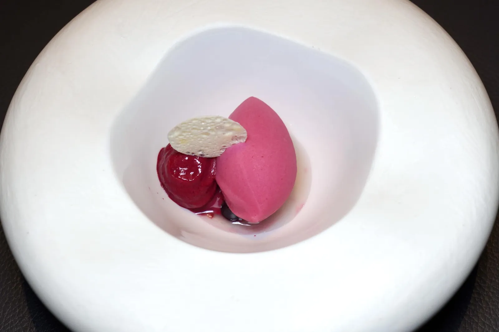 Petits foursปิดท้ายด้วย Blackcurrant with Cassis and Elderflower สำหรับผู้ที่มองหาขนมหวานแบบปกติมีทั้งกลิ่นหอมของ Elderflower และความเปรี้ยวของ Blackcurrant เข้าใจได้ไม่ยากนัก