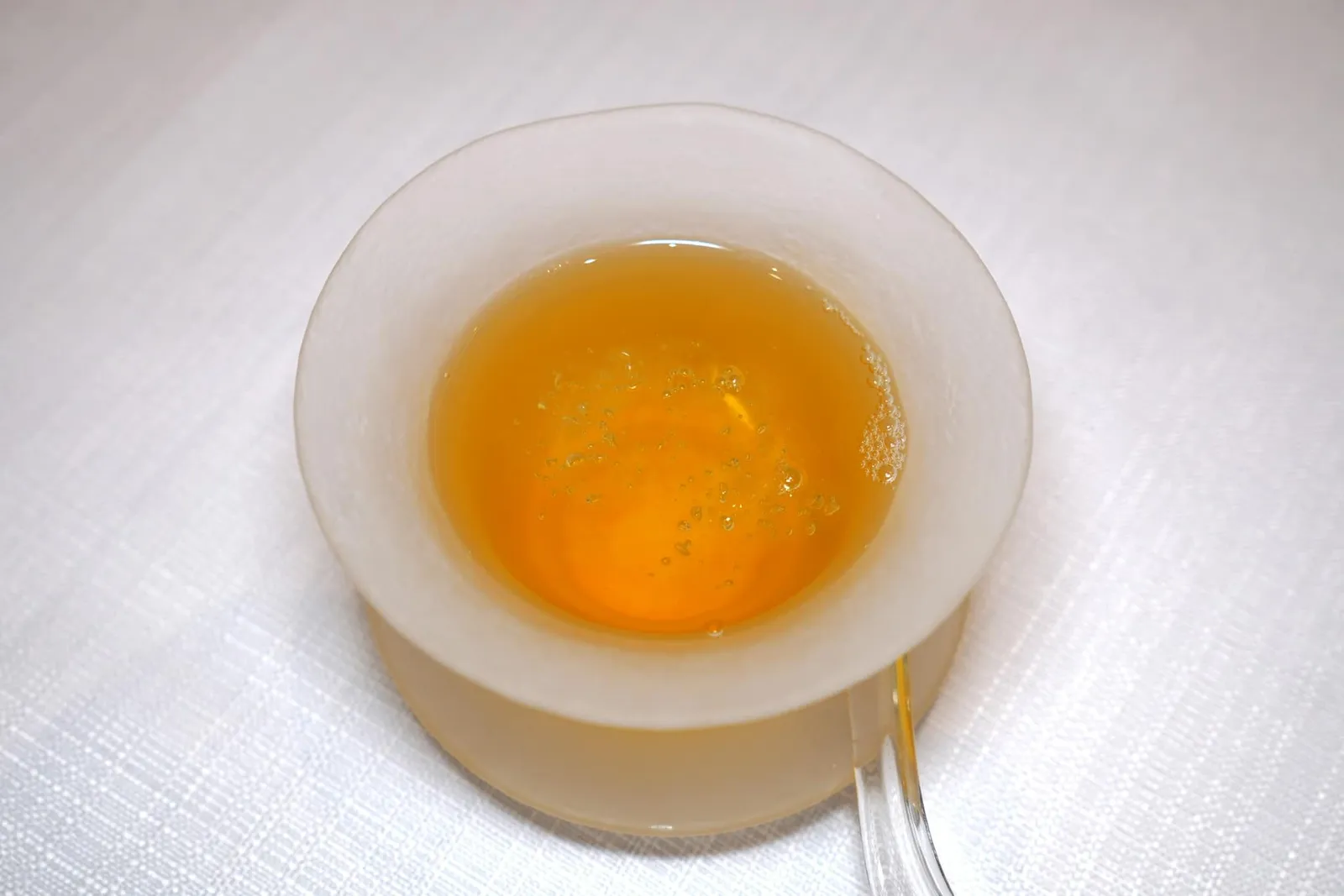 冷萃茶石花冻 (38 RMB+)Seaweed jelly in chilled Oolong teaจากนั้นพนักงานจะเทชาอู่หลงเย็นจัดลงไปให้กลิ่นหอมโดดเด่นและรสชาติที่เป็นเอกลักษณ์ (15/20)