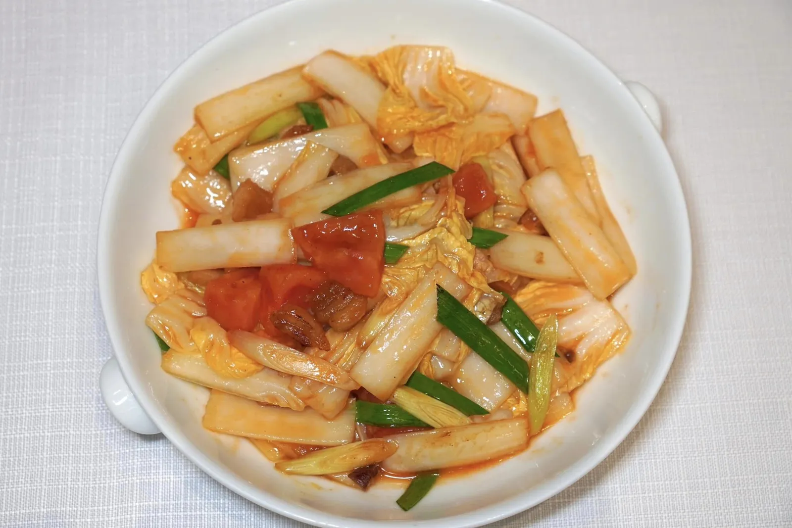 闽南肉粕焖士白菜 (88 CNY+)Hokkien-style Napa cabbage with porkผักกาดที่ผ่านการผัดกับมะเขือเทศจนได้รสชาติเปรี้ยวแบะอุมามิ เชฟตัดเนื้อสัมผัสด้วยการใส่ชิ้นหมูลงไปด้วย (15/20)