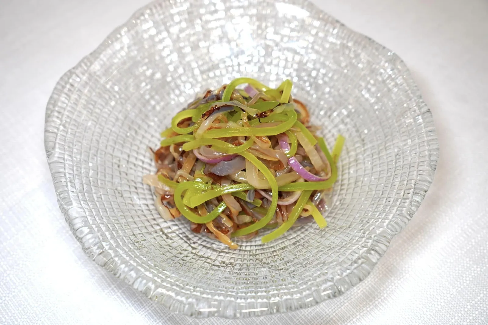 香油千丝海蜇 (88 CNY+)Jellyfish with sesame oilแมงกะพรุนเสิร์ฟมาแบบเย็นให้เนื้อสัมผัสเคี้ยวกรอบที่ซับซ้อนโดยมีกลิ่นหอมของน้ำมันงาเป็นตัวชูโรง (16/20)
