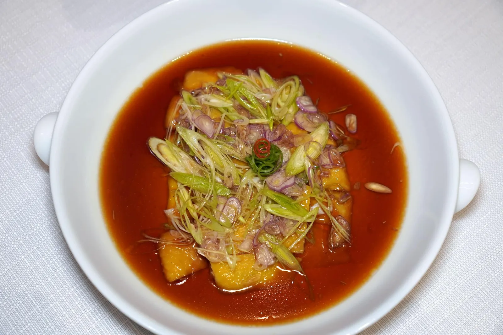 红葱头脆皮鸡 (98 CNY+)Crispy chicken with shallot soy sauceชิ้นไก่เสิร์ฟมาในรูปแบบเย็นโดยมีหนังกรอบหนึบตัดกะนกับเนื้อสัมผัสของเนื้อที่ติดมาเล็กน้อบ จากนั้นราดด้วยซอสซีอิ๊วหอมแดงรสชาติเค็มอุมามิ กลมกล่อมสุด ๆ (16/20)
