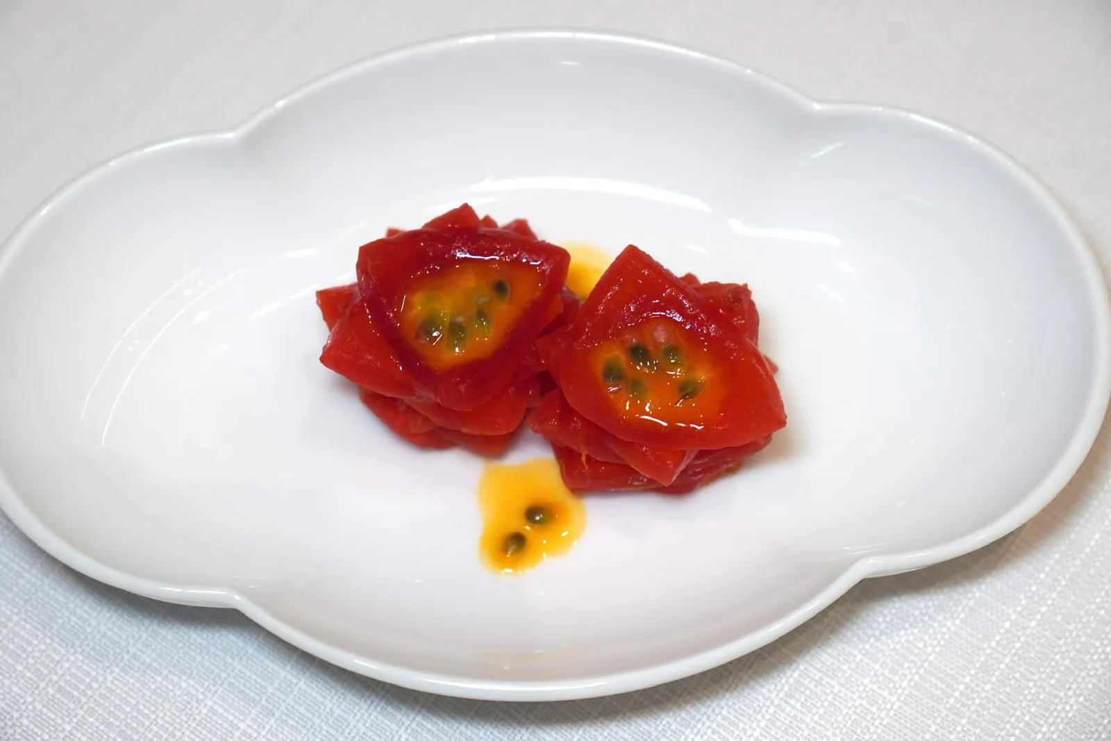 百香果渍 (78 CNY+)Marinated passion fruitเริ่มต้นด้วยเปลือกเสาวรสที่เชฟนำไปดองในน้ำผึ้งจนได้รสหวานและเนื้อสัมผัสที่ดีคือมีความสู้ฟันเล็กน้อยแต่ไม่เหนียว จากนั้นเทราดด้วยเมล็ดเสาวรสกรอบ ๆ ให้รสชาติเปรี้ยวที่พอเหมาะช่วยกระตุ้นน้ำย่อยได้ดีมาก ๆ (16/20)