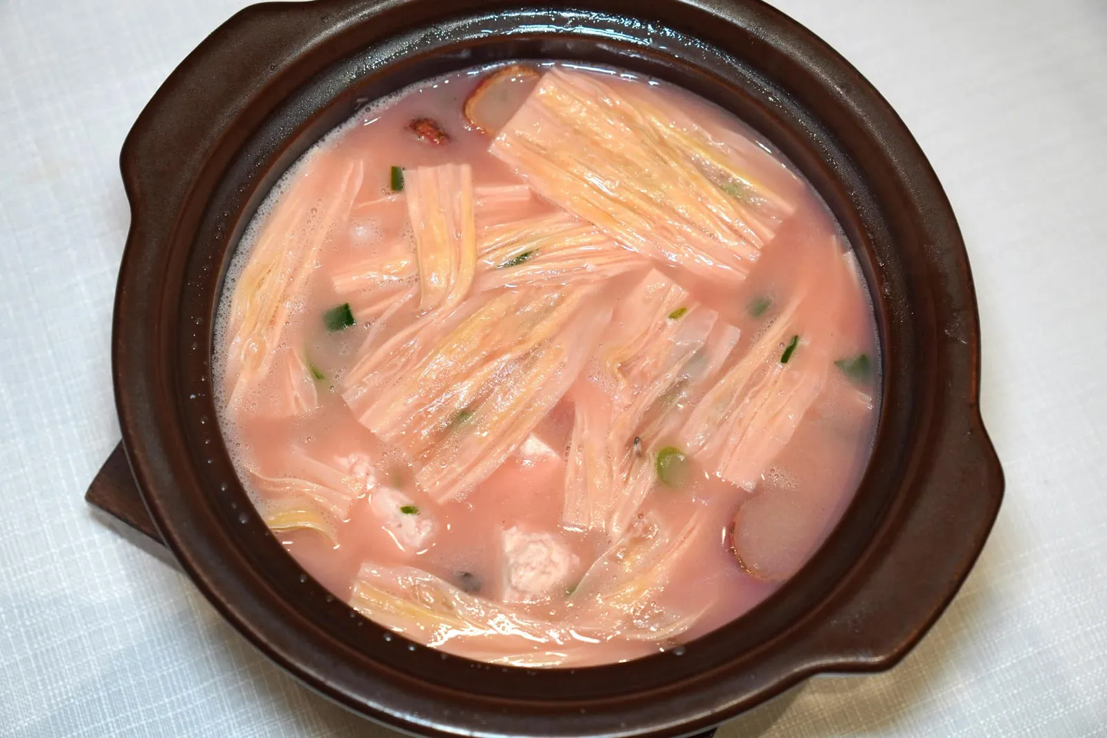 红菇炖豆腐 (138 CNY+)Braised red mushroom, bean curd and dried razor clamน้ำซุปพื้นเมืองของชาวจีนฟูเจียนมีความคล้ายกันกับซุปเย็นตาโฟของบ้านเราแต่สูตรต้นตำรับจะมีรสชาติที่กลมกล่อม หอมกลิ่นของเต้าหู้ยี้ เนื้อสัมผัสของชิ้นเต้าหู้และฟองเต้าหู้ตัดกันได้อย่างลงตัว นอกจากนี้ยังมีหอยลายแห้งนุ่มหนึบใส่มาอีกด้วย (16/20)