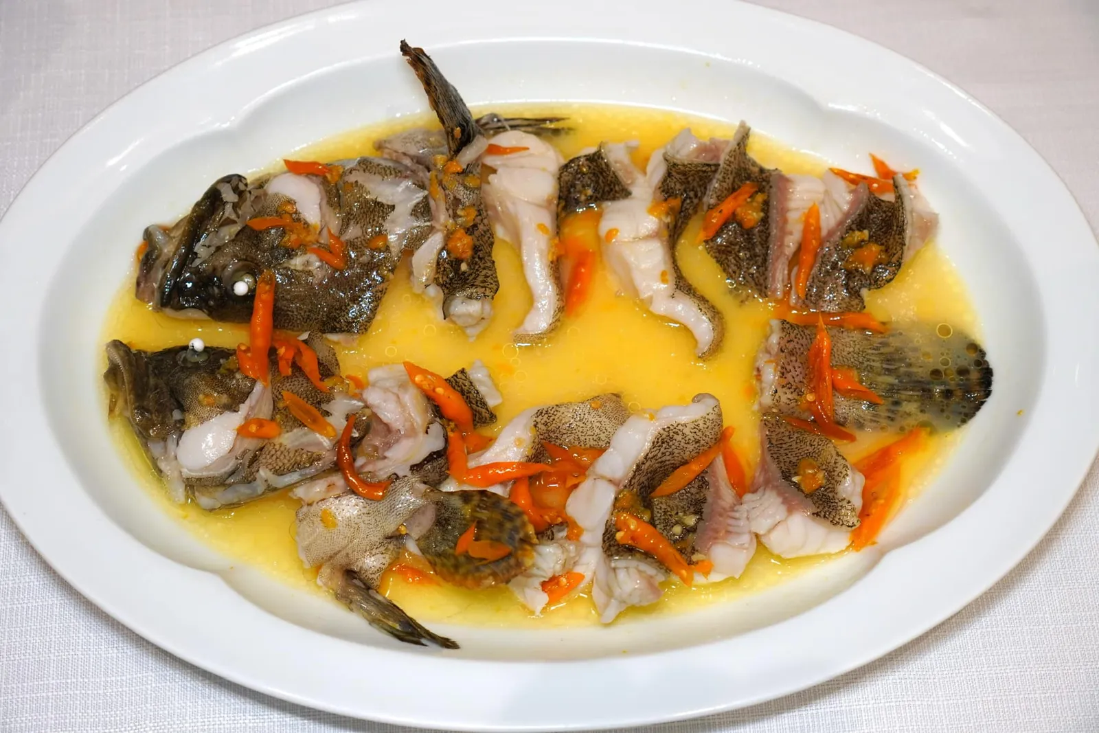 老虎斑, 永安黄椒蒸 (750-800 g) (698 CNY+)Steamed tiger grouper with yellow chiliปลาเก๋าว่ายน้ำที่เชฟนำไปนึ่งกับซอสที่มีความหอมของพริกเหลือง ชิ้นปลามีเนื้อสัมผัสที่ลงตัวไร้ที่ติ หนังปลาเต็มไปด้วยคอลลาเจนจนเรียกได้ว่าอร่อยคุ้มราคา (16/20)