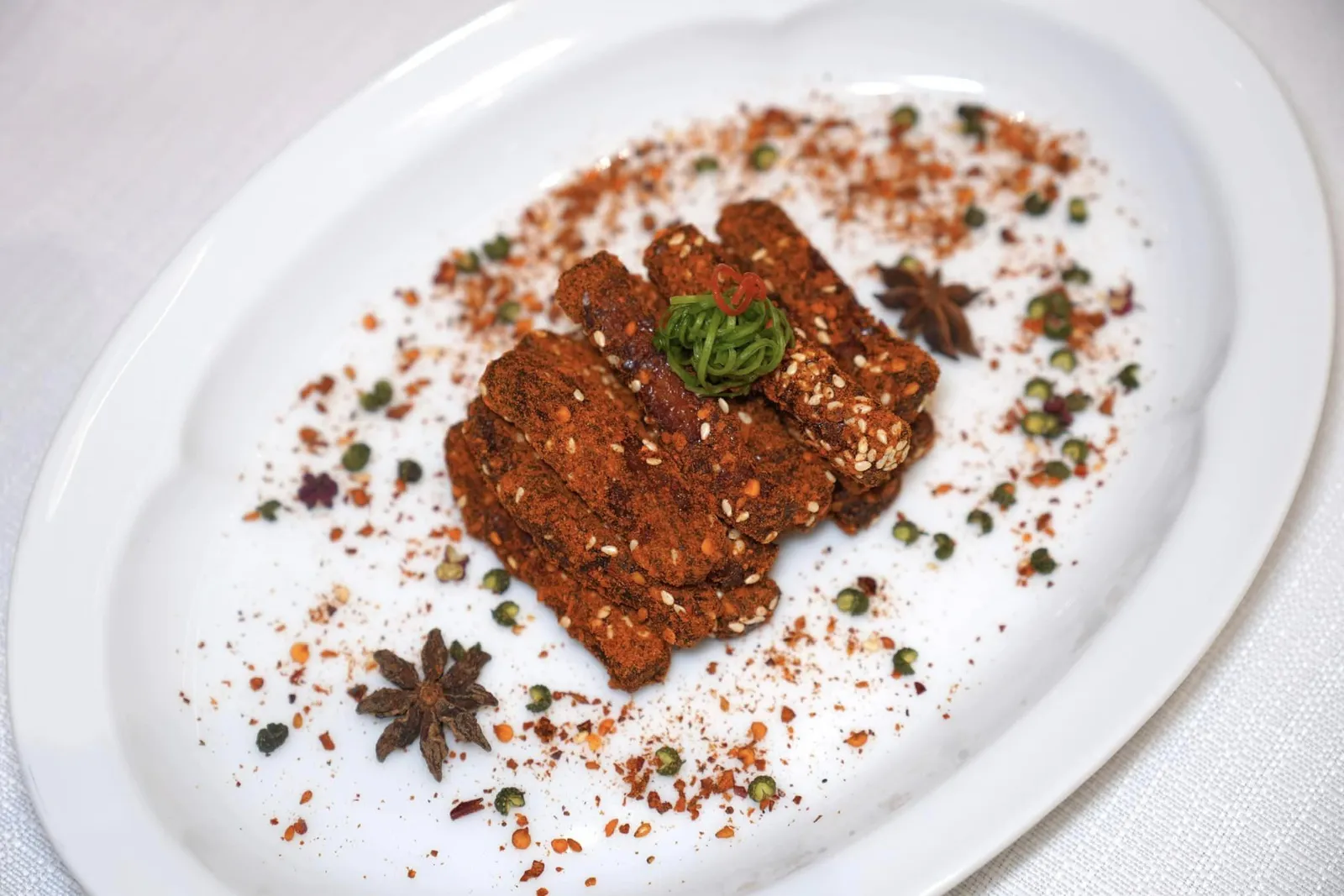 麻香辣味黑毛猪 (108 CNY+)Spicy Black Haired Porkเนื้อหมูขนดำที่เชฟนำไปผ่านกระบวนการพิเศษจนได้เนื้อสัมผัสที่สู้ฟันแต่ไม่เหนียว รสชาติมีความเผ็ดจัดจ้านแต่คงไว้ซึ่งความหอมของพริกได้อย่างไร้ที่ติ (16/20)