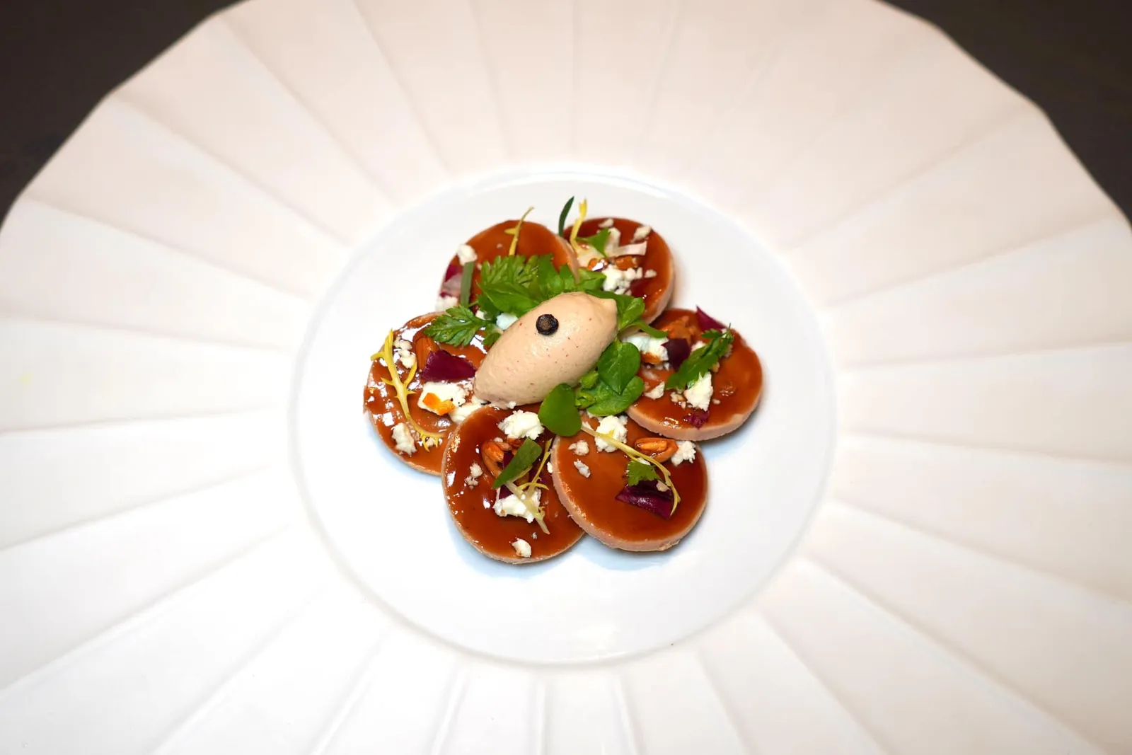 I.Rosace of foie gras with sheep's cheese, caramelized beechnuts and pepper ice creamด้านบนท็อปด้วยชีสนมแพะที่มีกลิ่นฉุนเฉพาะตัวตัดกันกับความมันและครีมมี่ของฟัวกราส์ นอกจากนี้ยังมีความกรอบที่ได้จาก Caramelized Beachnuts โดยแต่ละองค์ประกอบมีตัวเชื่อมคือไอศกรีมพริกไทยตรงกลาง (20/20)