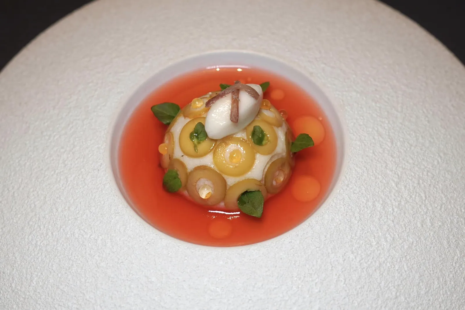 Daily OfferOur chef Thomas Schanz has created a versatile menu using the best ingredients.ของว่างอย่างสุดท้ายคือ Veal Tartare หรือทาทาร์เนื้อลูกวัวที่ห่อล้อมด้วยองค์ประกอบของมะกอก ด้านบนท็อปด้วยเลมอนซอร์เบท์ช่วยเติมแต่งรสชาติให้โดดเด่นมากยิ่งขึ้น รอบ ๆ คือซุป Gazpacho ที่เตรียมออกมาให้มีความเบาแต่ยังคงความเปรี้ยวอย่างมีมิติเข้ากันได้กับทาทาร์ได้เป็นอย่างดี (18/20)