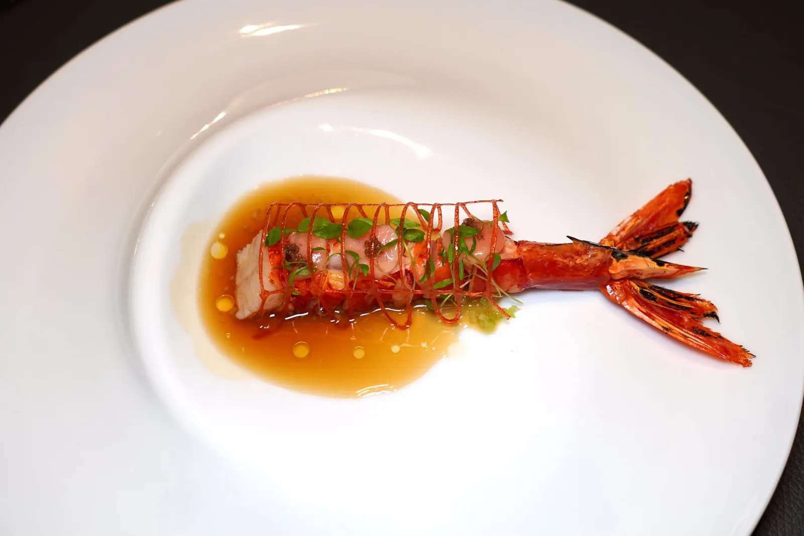 IV.Grilled Atlantic Carabinero with melted ox marrow, Parsley and "bergamot sauce"ด้านบนท็อปด้วยไขกระดูกวัวที่ผ่านความร้อนจนละลายเป็นวุ้นนุ่ม ๆ เชฟเสิร์ฟมาคู่กันกับซอสที่เตรียมมาจากเบอร์กามอทและพาสลีย์ให้อโรมาเฉพาะตัวที่ไม่เหมือนใคร (18/20)