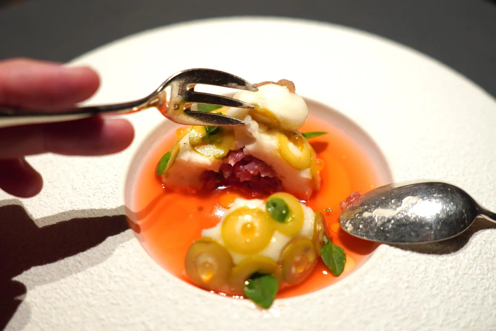 Daily OfferOur chef Thomas Schanz has created a versatile menu using the best ingredients.ภาพแสดงองค์ประกอบด้านใน (18/20)