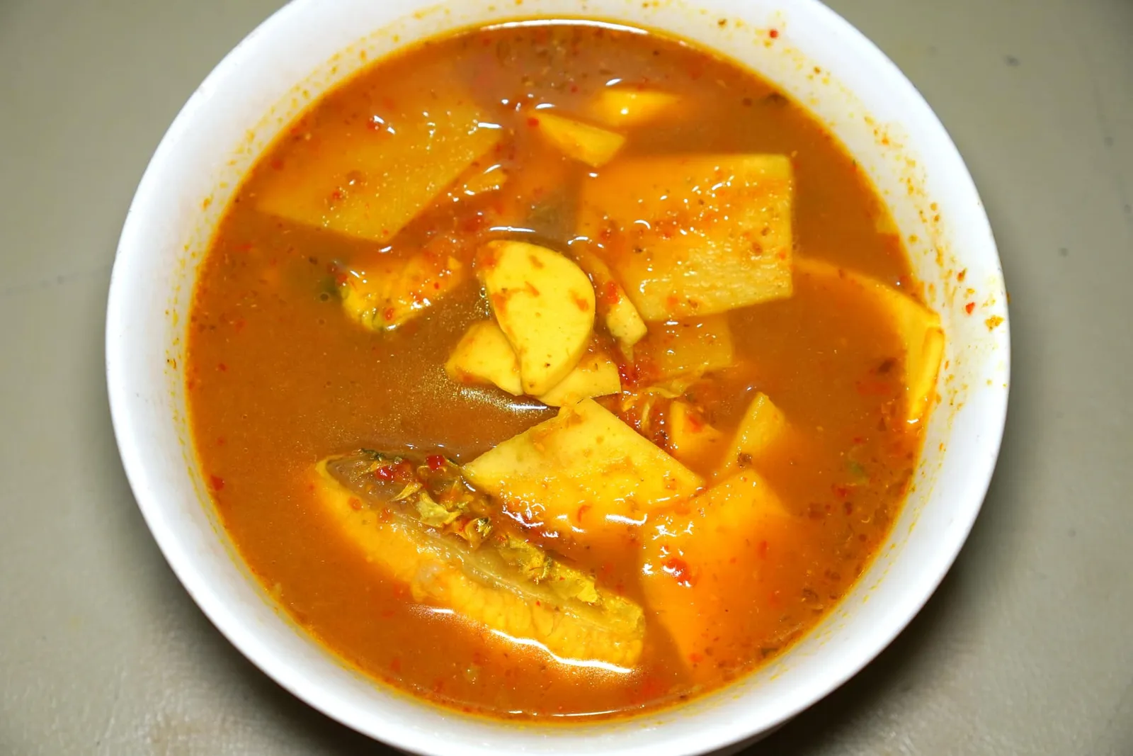 แกงเหลืองปลากระพงกับยอดมะพร้าว (200+)Hot Yellow Curry with Sea Bass and Coconut Shootแกงเหลืองรสชาติเผ็ดจัดจ้านตรงตามต้นฉบับตำรับอาหารใต้ เนื้อปลากระพงนุ่มตัดกันกับความกรอบของยอดมะพร้าวที่หั่นมาขนาดเป็นชิ้นบางพอดี (14/20)