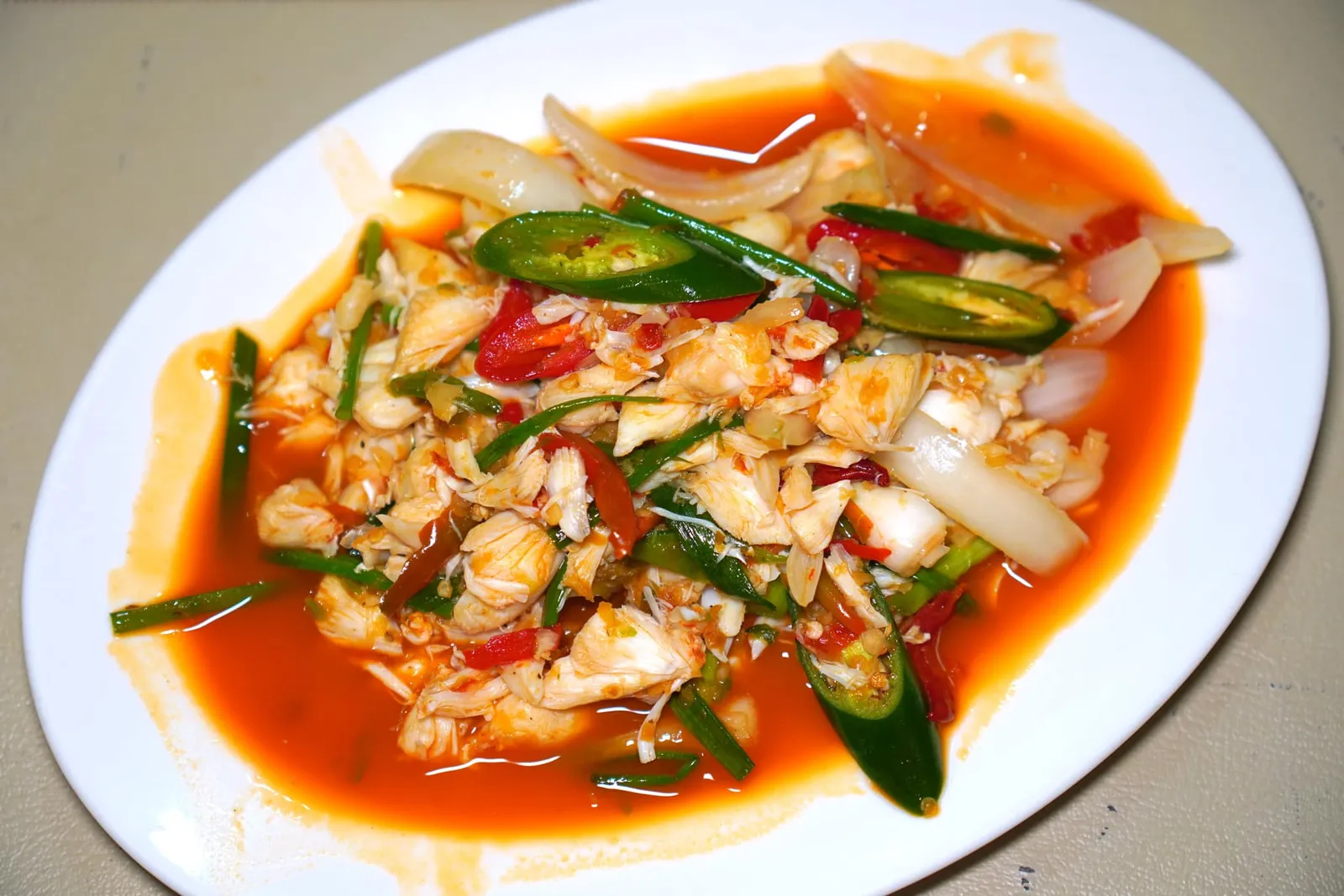 เนื้อปูผัดพริกสด (380+)Stir Fried Crab Meat with Fresh Chiliเนื้อปูที่ใส่มาให้แบบล้นจาน ทางร้านผัดมากับพริกสดรสชาติจัดจ้านตัดกันกับหวานหอมโดยธรรมชาติของปูได้อย่างพอเหมาะ (14/20)