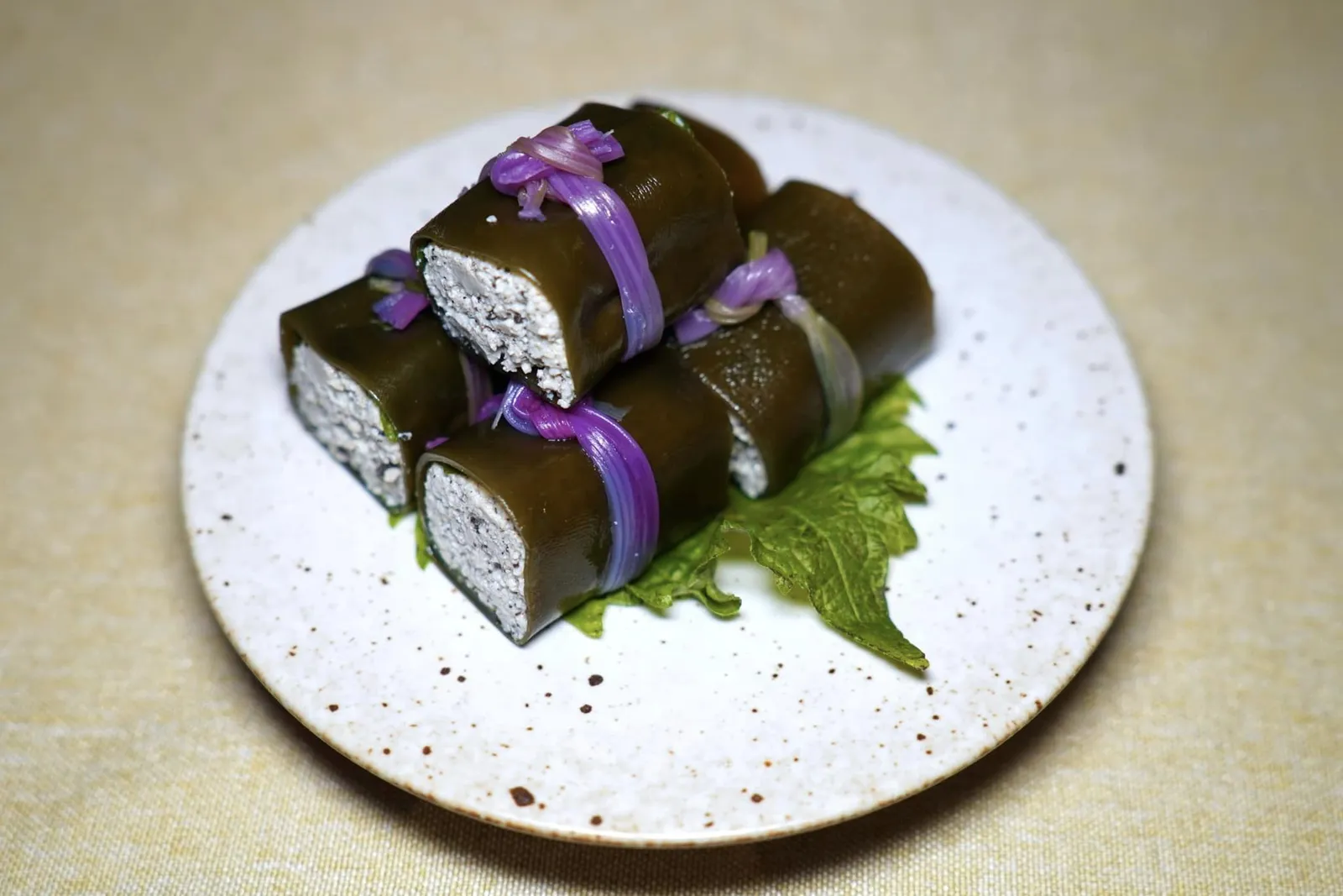 昆布豆腐松露卷 (58 CNY+)Kelp and Truffle Tofu Rollเริ่มต้นด้วยเต้าหู้โฮมเมดที่พันห่อด้วยสาหร่ายเคลป์ เนื้อสัมผัสของทั้งสององค์ประกอบตัดกันได้ดีแต่รสชาติอาจยังไม่กลมกลืนกันเท่าไหร่นัก (13/20)