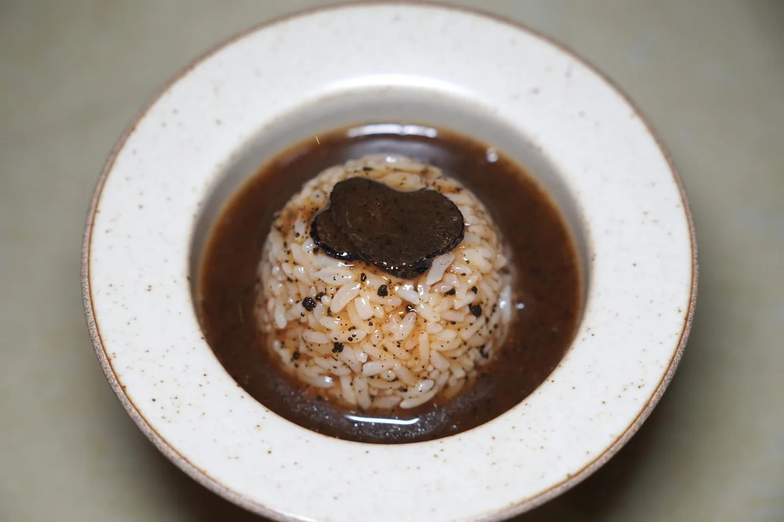 黑松露菌菇焖饭 (48 CNY+)Steamed Rice with Truffle Mushroom Sauceข้าวเสิร์ฟมากับซอสเห็ดที่มีความเข้มข้นและกลิ่นดินพอเหมาะผสมผสานกันไปกับอโรมาของทรัฟเฟิล (14/20)