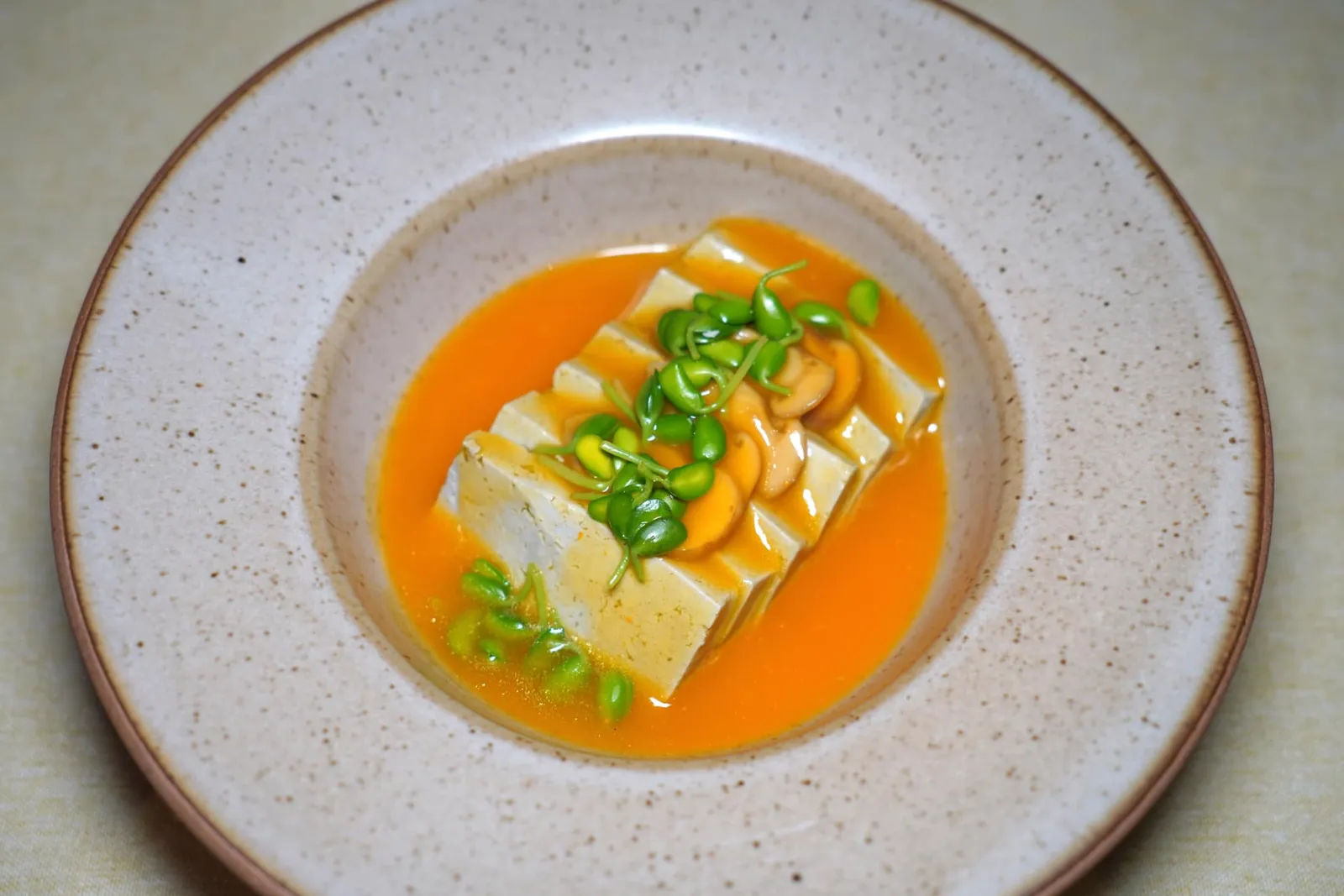 金汤松茸黑豆腐Black Tofu with Matsutake and Pumpkin Sauceเต้าหู้ที่มีกลิ่นเฉพาะตัวเสิร์ฟมากับซอสฟักทองหวาน ๆ นอกจากนี้ยังมีเนื้อสัมผัสของเห็ดมัตสึทาเกะตัดกันได้พอเหมาะ (13/20)