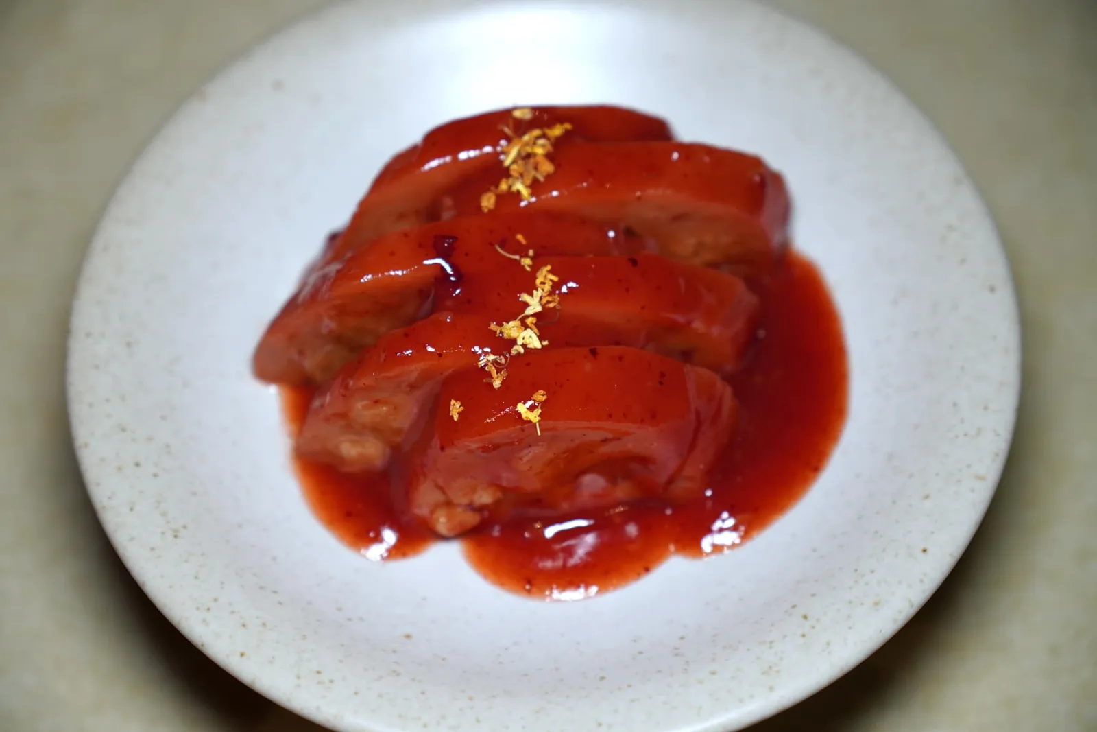桂花糖藕 (46 CNY+)Lotus Root Stuffed with Glutinous Riceรากบัวเชื่อมรสหวานเคี้ยวหนึบ ตรงช่องของชิ้นรากบัวเขฟใส่ข้าวเหนียวลงมาด้วย อย่างไรก็ตามข้าวเหนียวแบะรากบัวยังไม่สามารถสร้างมิติทางเนื้อสัมผัสได้มากนัก (13/20)