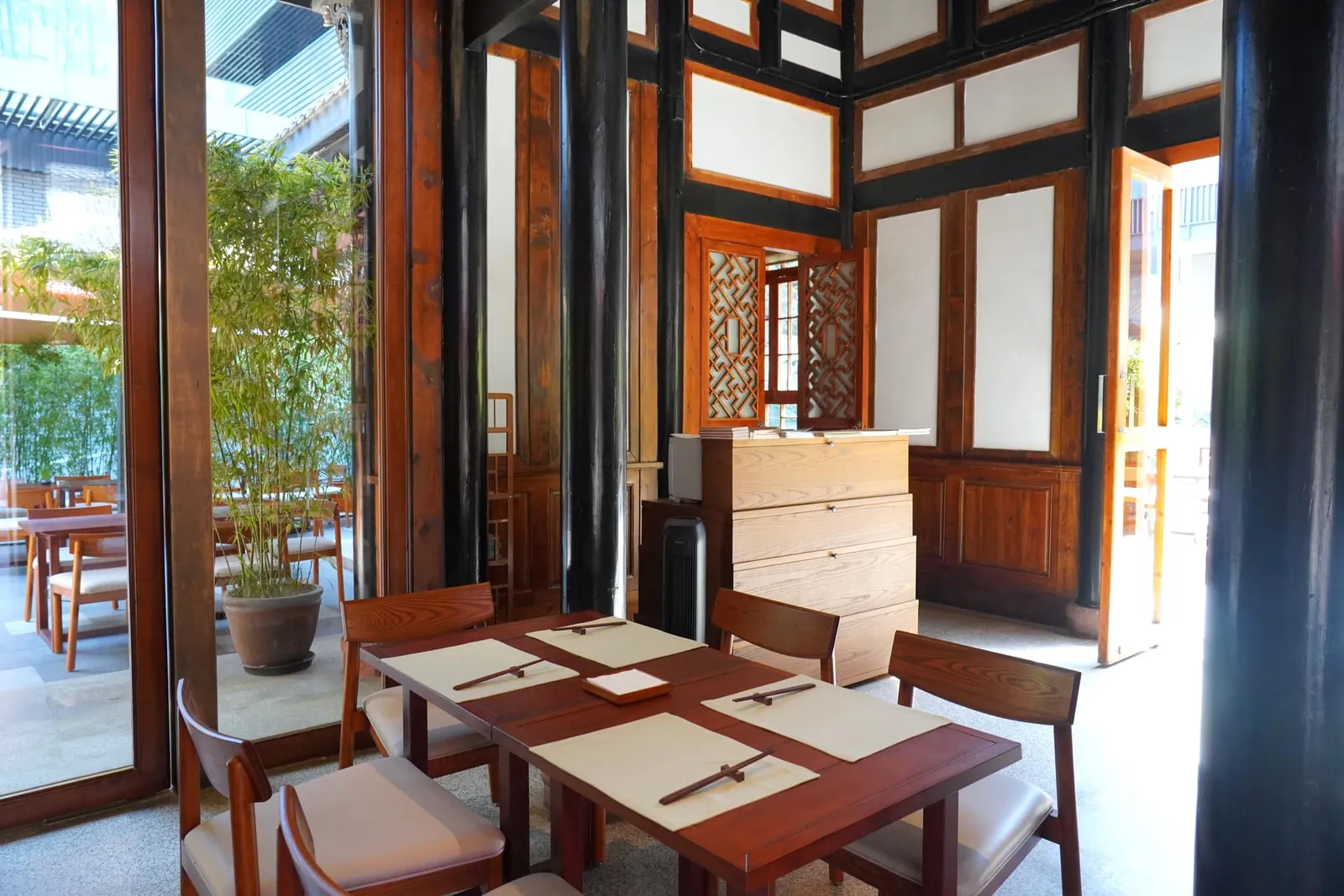ตัวอาคารเกิดจากการปรับปรุงอาคาร Siheyuan เก่าสมัยราชวงศ์ Qing ให้มีความโมเดิร์นและร่วมสมัย พื้นที่คอร์ทยาร์ดโบราณยังคงไว้ซึ่งการตกแต่งแบบดั้งเดิม