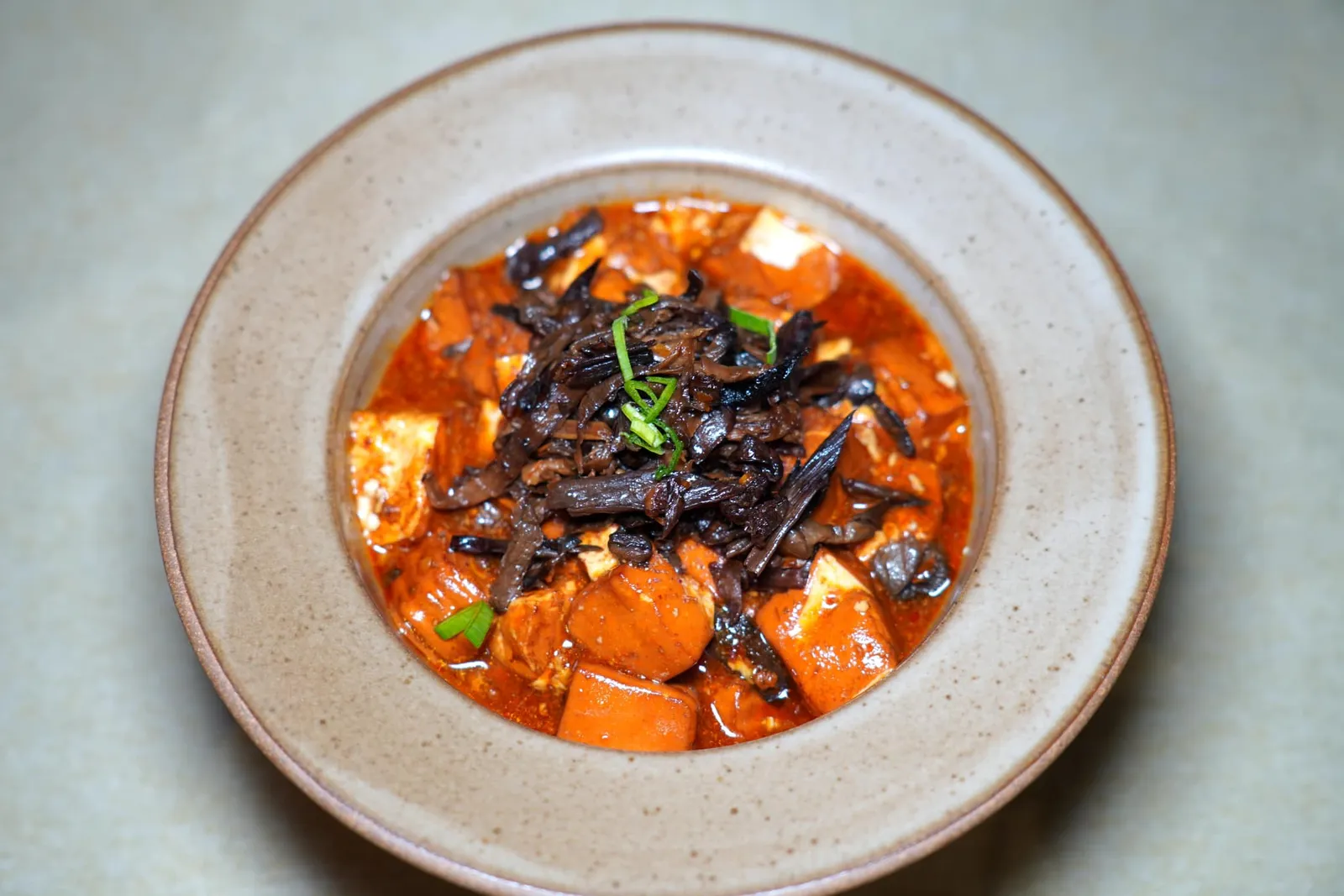鸡枞菌油焖麻婆豆腐 (68 CNY+)Braised Ma Po Tofu in Wild Mushroom Sauceเต้าหู้ Mapo เสิร์ฟมาแบบดั้งเดิมโดยเชฟเปลี่ยนจากเนื้อสับมาเป็นเห็ดที่ให้ความหนึบแทนที่ (13/20)