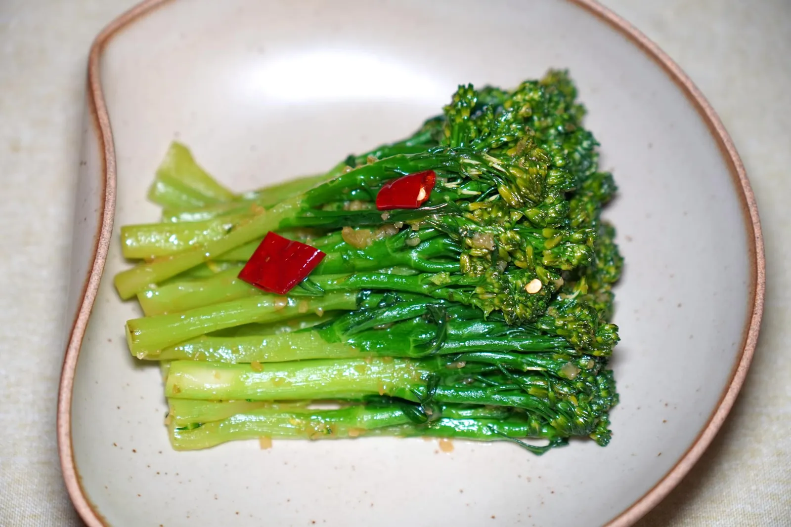 农家榨菜煸迷你西兰花 (58 CNY+)Wok-Fried Broccolini with Sichuan Pickleจานนี้คือผักบล็อคโคลินี่ผัดในกระทะ Wok เชฟหั่นส่วนที่กระก้างและมีกลิ่นเขียวออกไปนอกจากนี้ยังมีผักดองเสฉวนใส่มาด้วย (14/20)