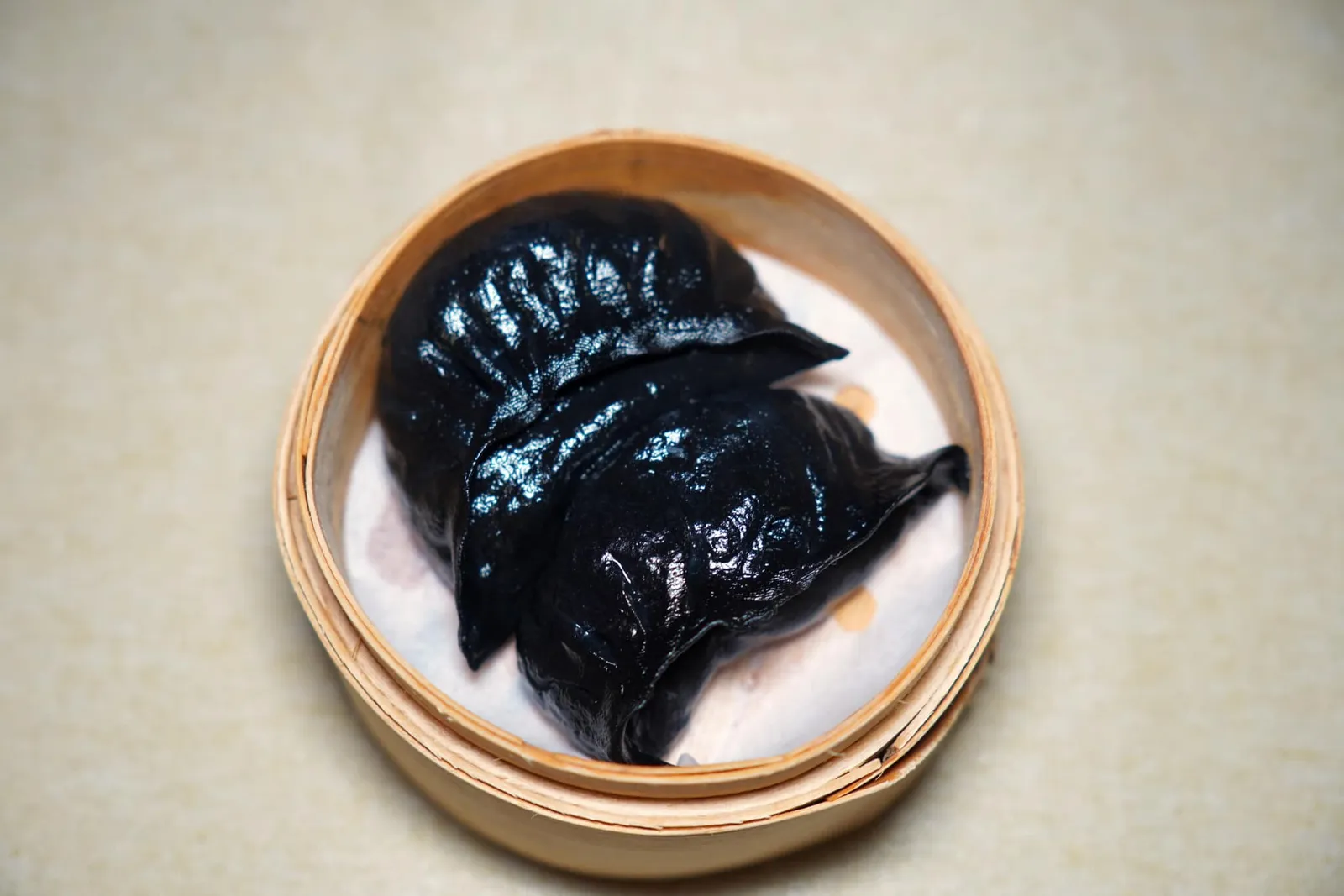 黑松露菌菇饺 (32 CNY+)Steamed Dumpling with Truffle and Mushrooms Fillingเกี๊ยวเห็ดสับที่มีกลิ่นดินของเห็ดโดดเด่นมากจนเกินไปโดยไม่มีรสหรือกลิ่นอื่นมาช่วยบาลานซ์ (12/20)