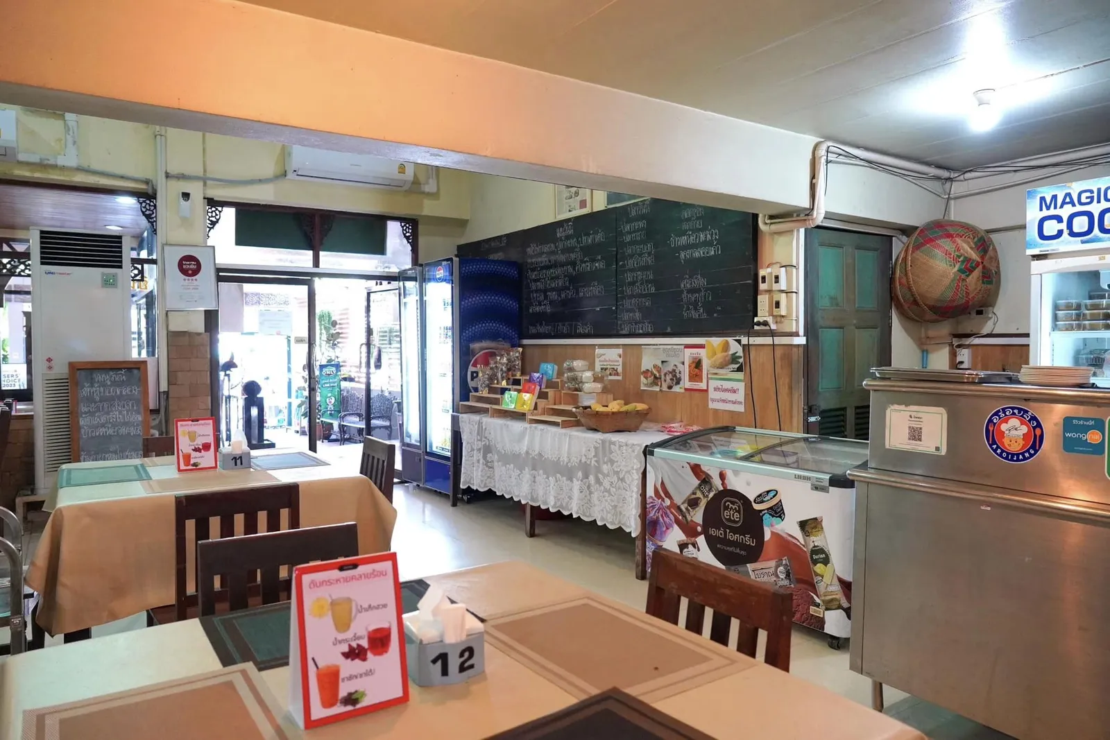 ตัวร้านตั้งอยู่ในย่านรามคำแหงมองจากด้านหน้าเป็นบ้านเล็ก ๆ