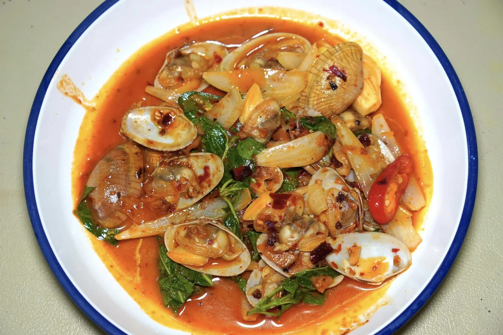 หอยลายผัดพริกเผา (200+)Stir Fried Clam with Sweet Basil and Spicy Sauceหอยลายสด ๆ ผัดกับน้ำพริกเผาจนหอมมัน นอกจากนี้ยังมีใบโหระพาใส่มาอีกด้วย (14/20)
